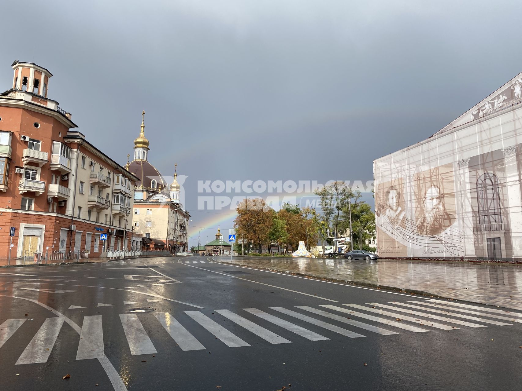 ДНР. г.Донецк. Здание Драмтеатра (справа), накрытое фальшфасадом.