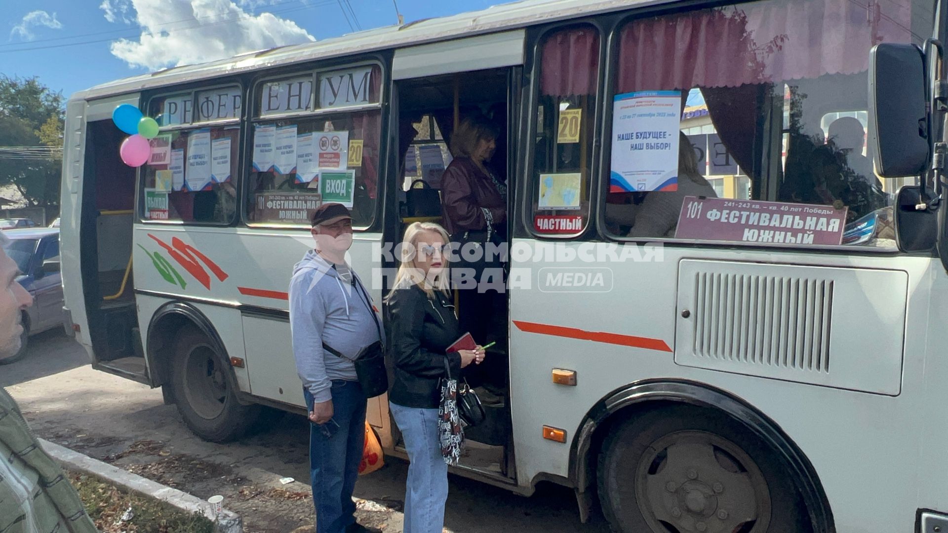 ЛНР. Луганская область. Голосование на референдуме ЛНР по вопросу о вхождении в состав РФ на правах субъекта РФ. Люди голосуют в автобусе.