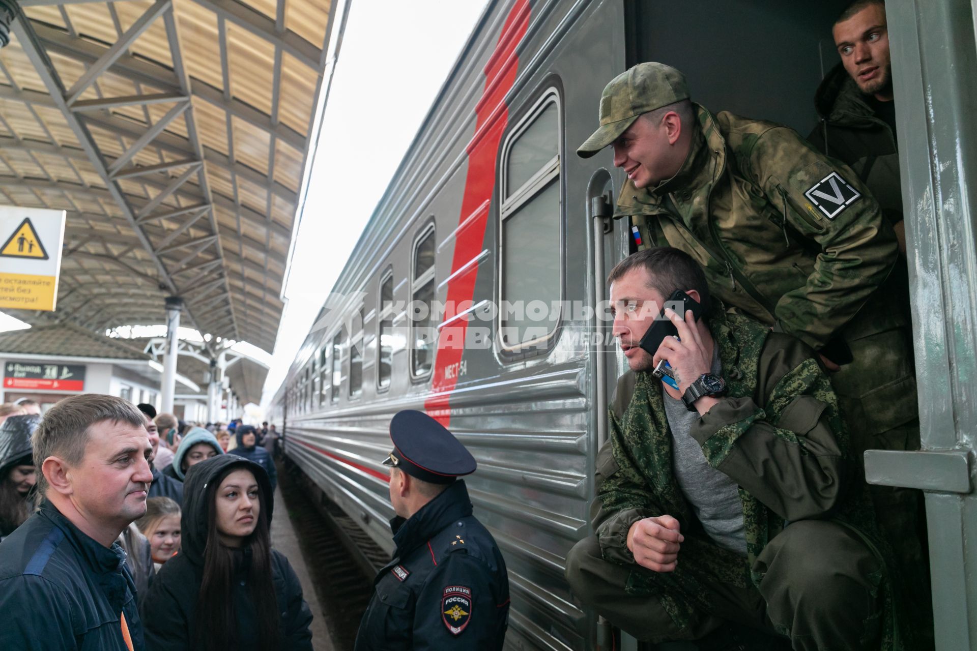 Красноярск. Проводы мобилизованных мужчин на железнодорожном вокзале перед отправкой на учебный сбор в Омскую область. Президент РФ Владимир Путин 21 сентября подписал указ о проведении в стране частичной мобилизации.