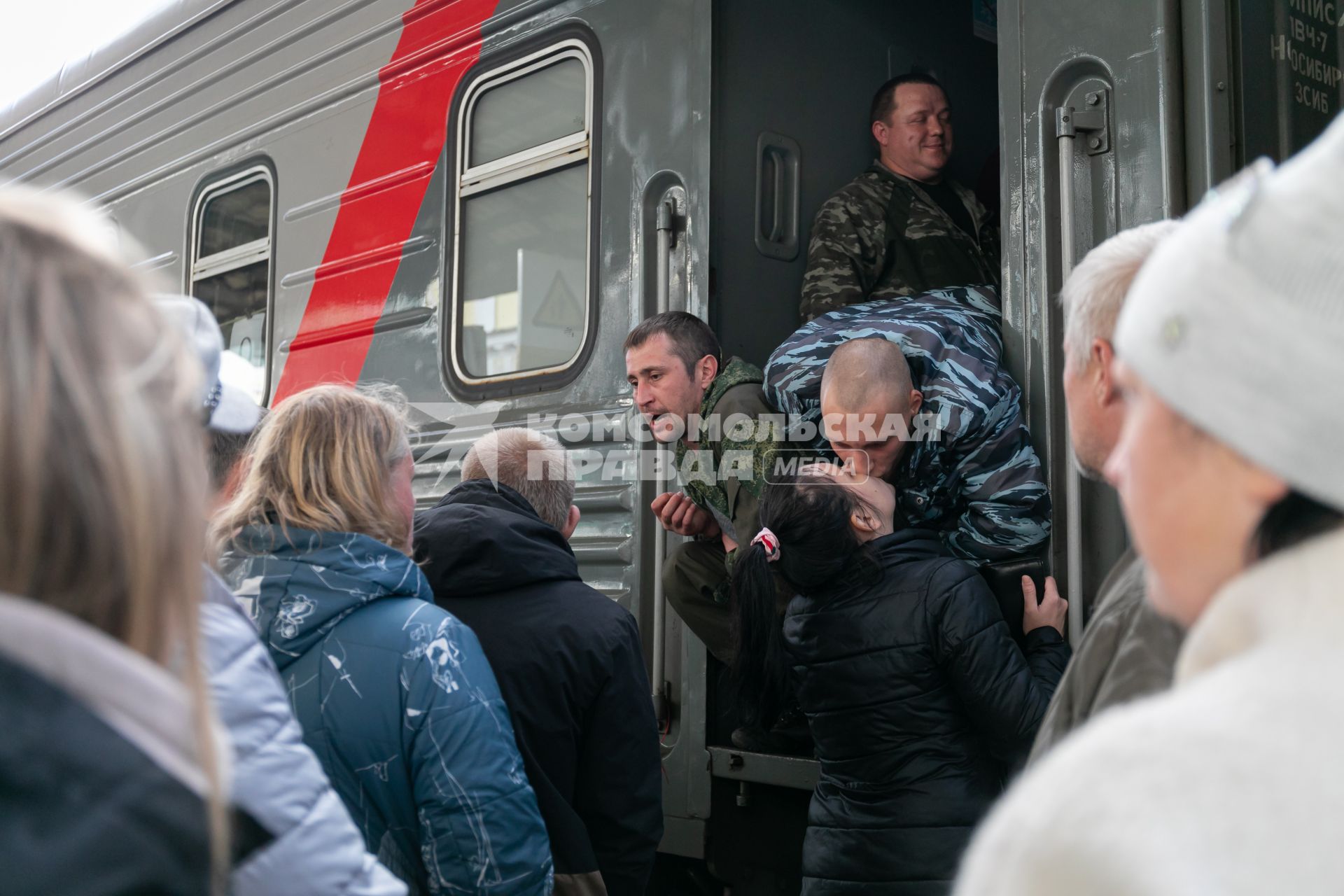 Красноярск. Проводы мобилизованных мужчин на железнодорожном вокзале перед отправкой на учебный сбор в Омскую область. Президент РФ Владимир Путин 21 сентября подписал указ о проведении в стране частичной мобилизации.