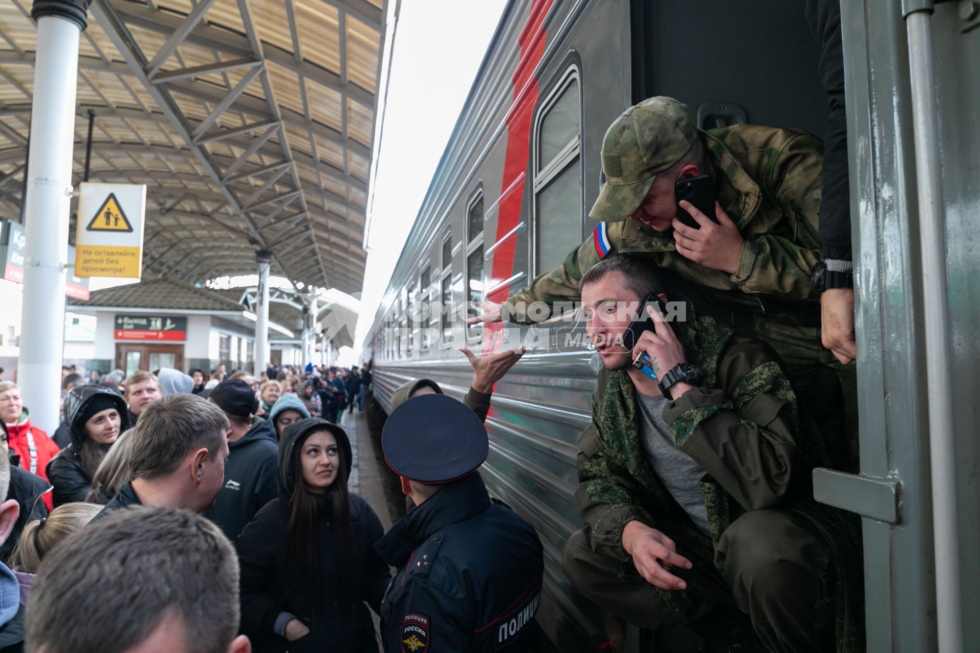 Красноярск. Проводы мобилизованных мужчин на железнодорожном вокзале перед отправкой на учебный сбор в Омскую область. Президент РФ Владимир Путин 21 сентября подписал указ о проведении в стране частичной мобилизации.