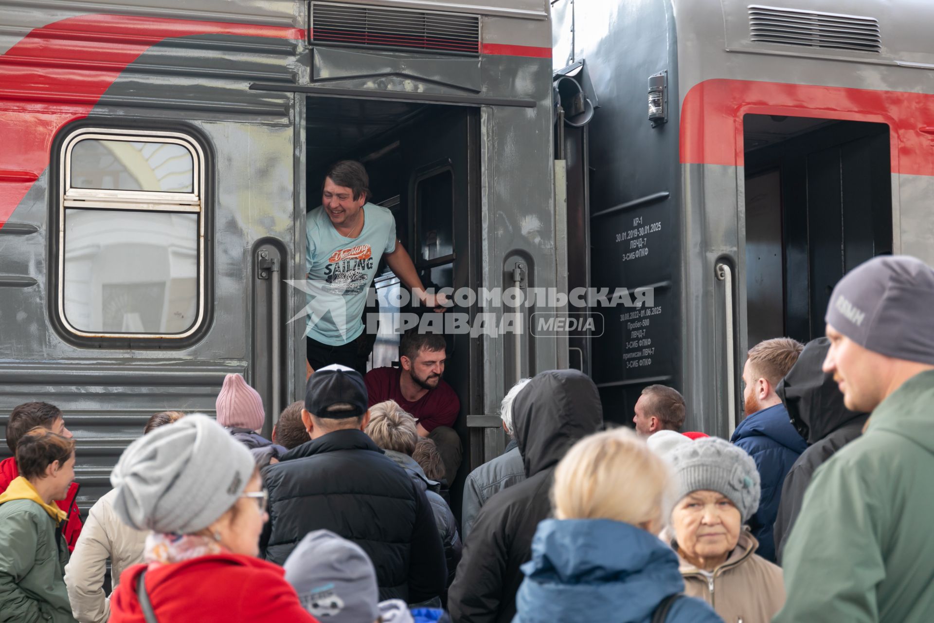 Красноярск. Проводы мобилизованных мужчин на железнодорожном вокзале перед отправкой на учебный сбор в Омскую область. Президент РФ Владимир Путин 21 сентября подписал указ о проведении в стране частичной мобилизации.