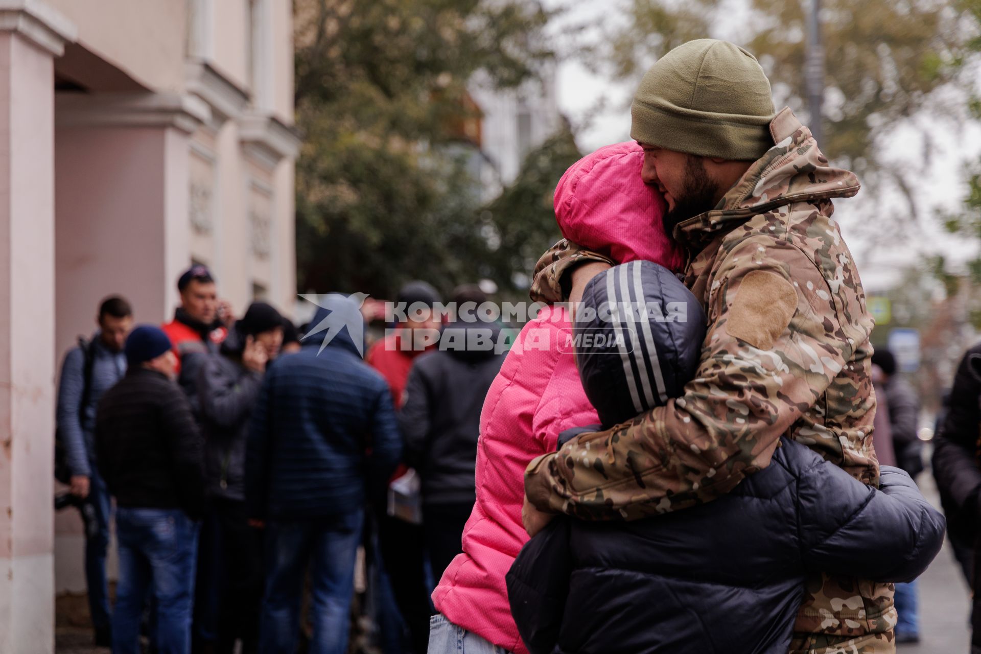 Челябинск. 35 молодых парней и опытных бойцов из Челябинска отправляются на обучение и боевое слаживание на базу в Елани, Свердловская область. Президент РФ Владимир Путин 21 сентября подписал указ о проведении в стране частичной мобилизации.