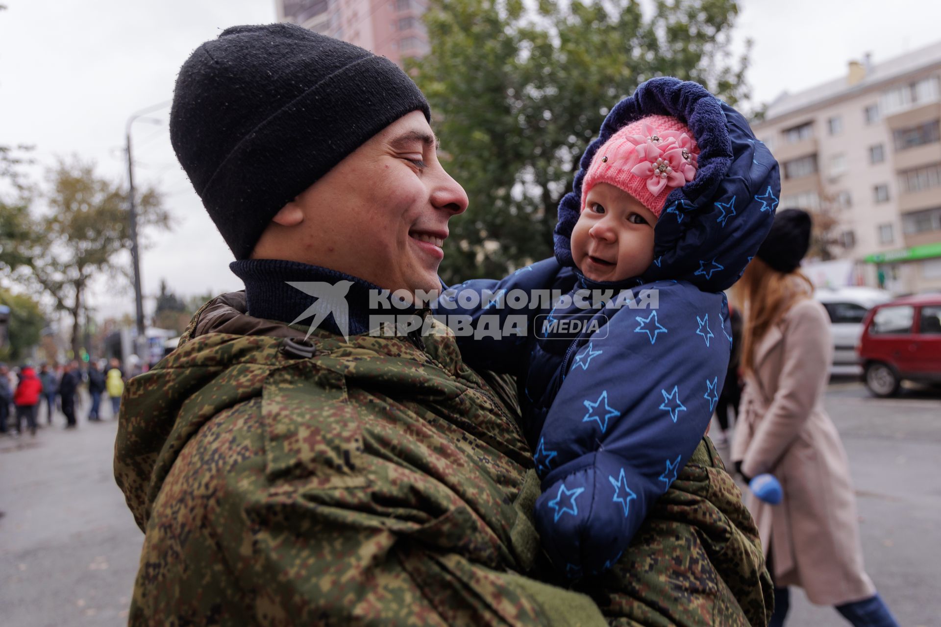 Челябинск. 35 молодых парней и опытных бойцов из Челябинска отправляются на обучение и боевое слаживание на базу в Елани, Свердловская область. Президент РФ Владимир Путин 21 сентября подписал указ о проведении в стране частичной мобилизации.