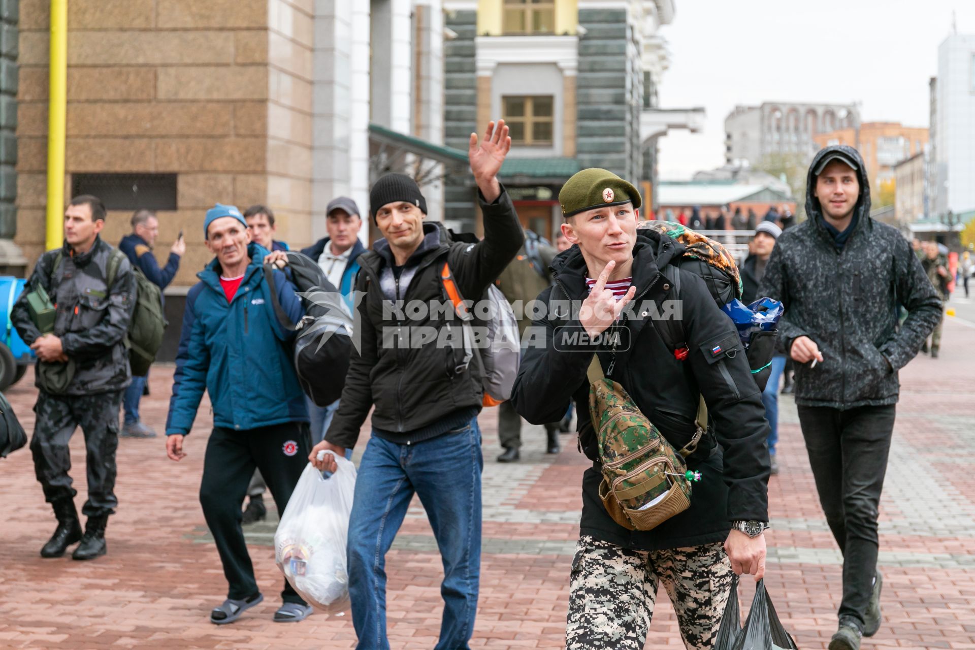 Красноярск. Мужчины, призванные на военную службу в ходе частичной мобилизации, на вокзале перед отправкой специальным поездом. Президент РФ Владимир Путин 21 сентября подписал указ о проведении в стране частичной мобилизации.