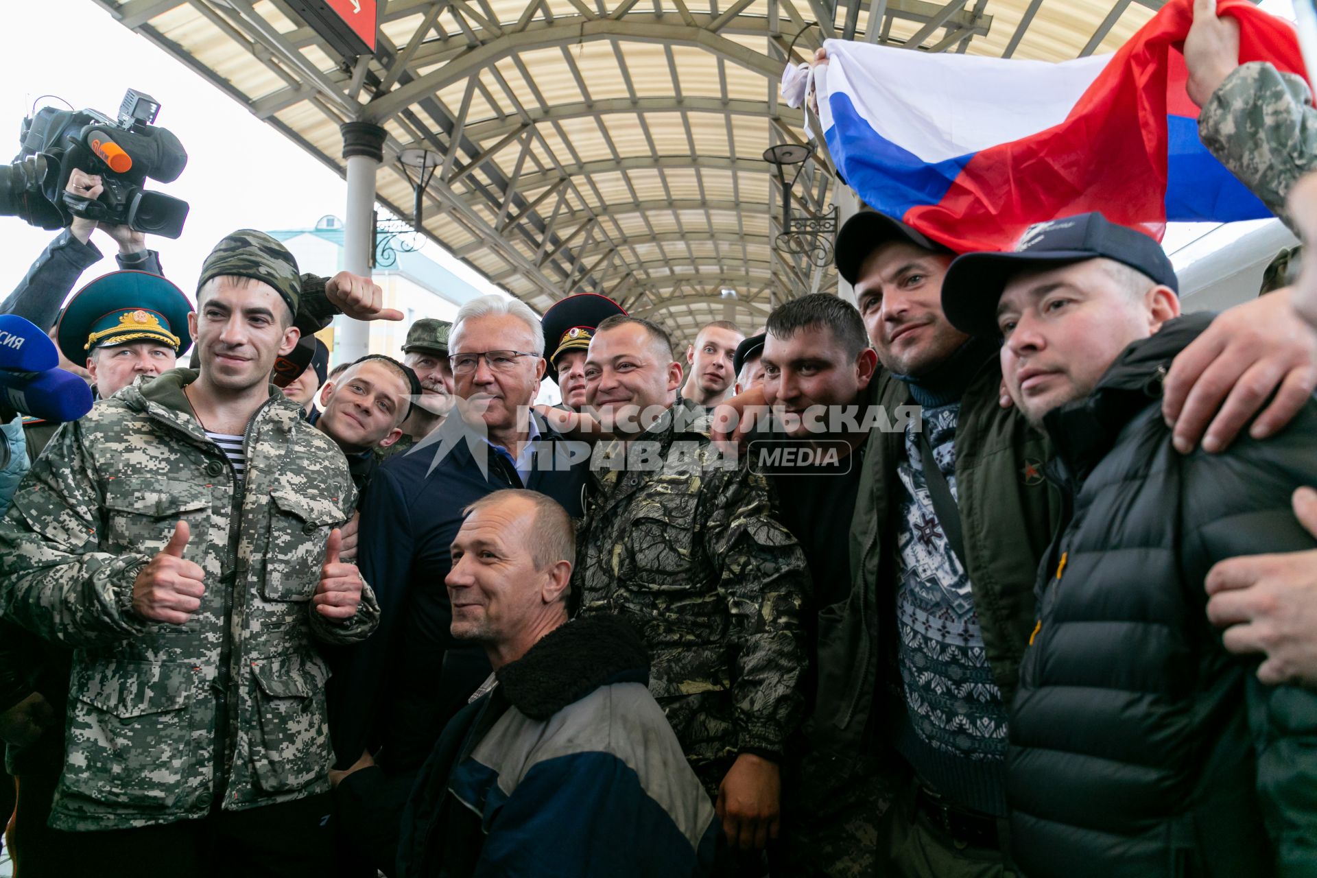 Красноярск. Губернатор Красноярского края Александр Усс (третий слева) во время проводов мужчин, призванных на военную службу в ходе частичной мобилизации, на вокзале перед отправкой. Президент РФ Владимир Путин 21 сентября подписал указ о проведении в стране частичной мобилизации.