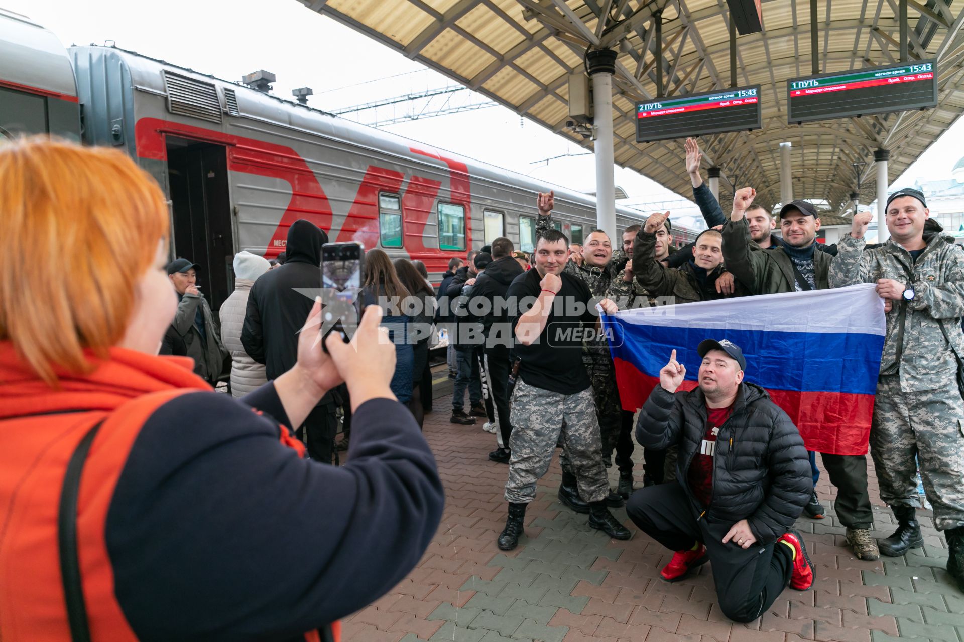 Красноярск. Мужчины, призванные на военную службу в ходе частичной мобилизации, на вокзале перед отправкой специальным поездом. Президент РФ Владимир Путин 21 сентября подписал указ о проведении в стране частичной мобилизации.