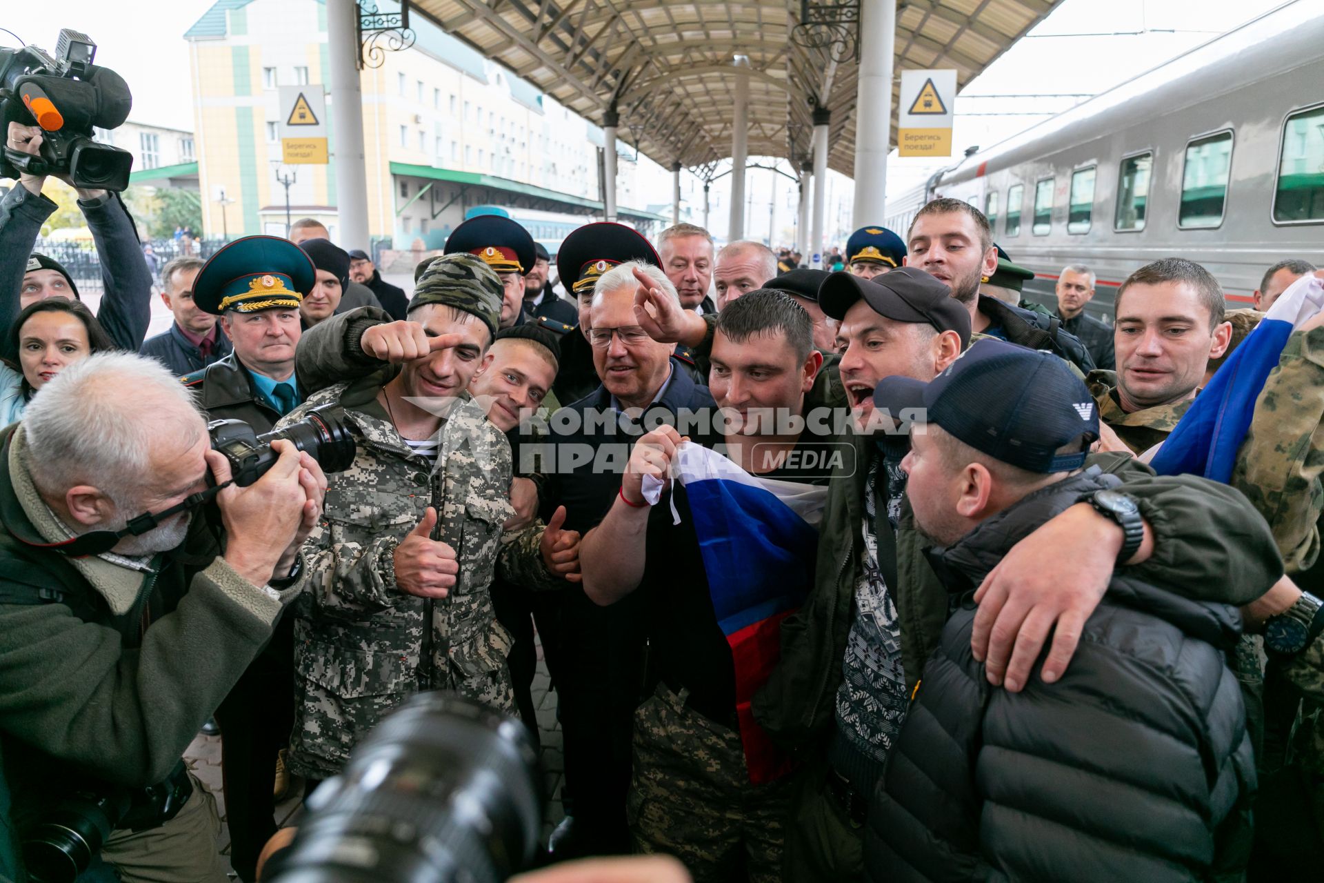 Красноярск. Губернатор Красноярского края Александр Усс (в центре) во время проводов мужчин, призванных на военную службу в ходе частичной мобилизации, на вокзале перед отправкой. Президент РФ Владимир Путин 21 сентября подписал указ о проведении в стране частичной мобилизации.