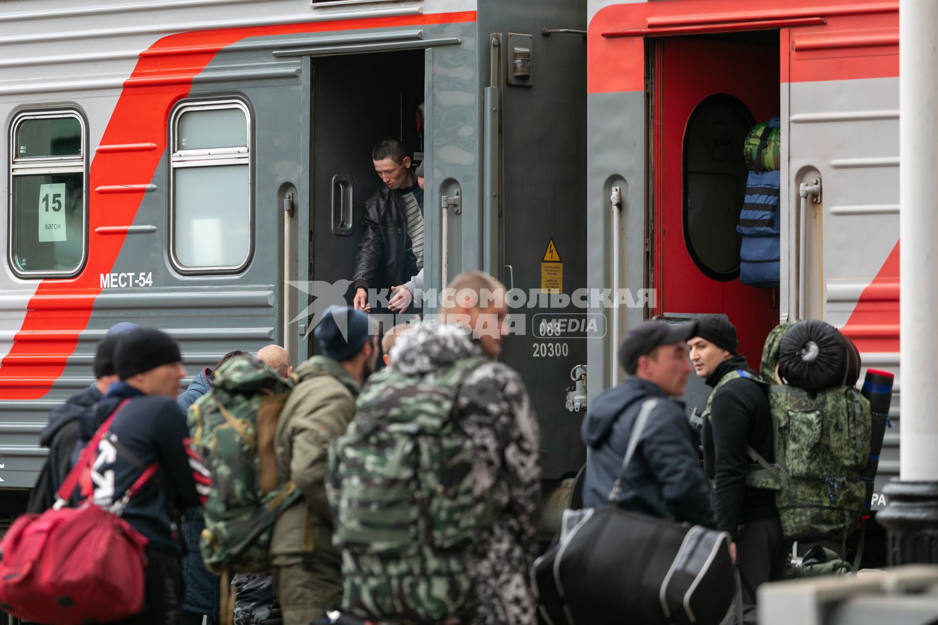 Красноярск. Мужчины, призванные на военную службу в ходе частичной мобилизации, на вокзале перед отправкой специальным поездом. Президент РФ Владимир Путин 21 сентября подписал указ о проведении в стране частичной мобилизации.