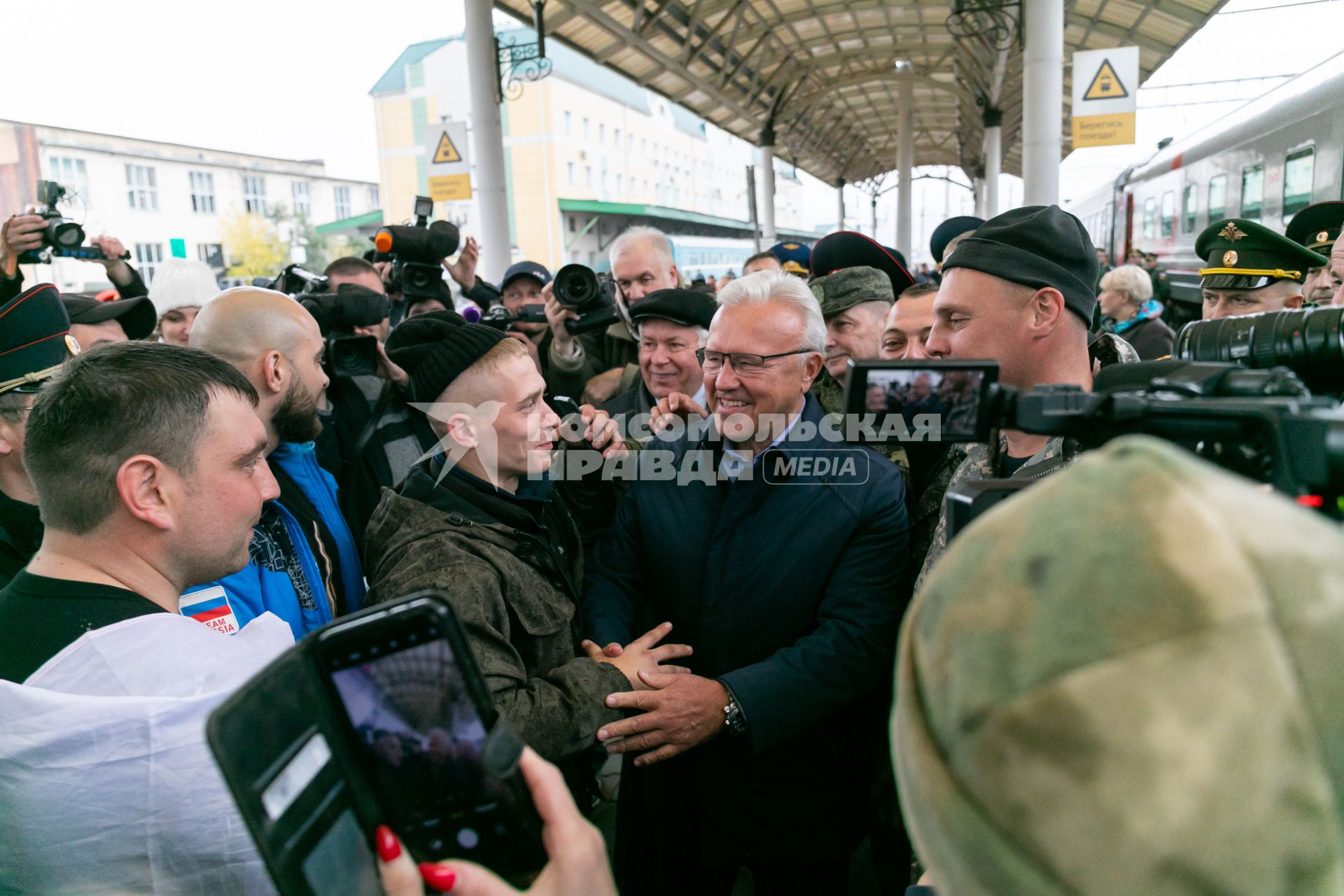 Красноярск. Губернатор Красноярского края Александр Усс (в центре) во время проводов мужчин, призванных на военную службу в ходе частичной мобилизации, на вокзале перед отправкой. Президент РФ Владимир Путин 21 сентября подписал указ о проведении в стране частичной мобилизации.