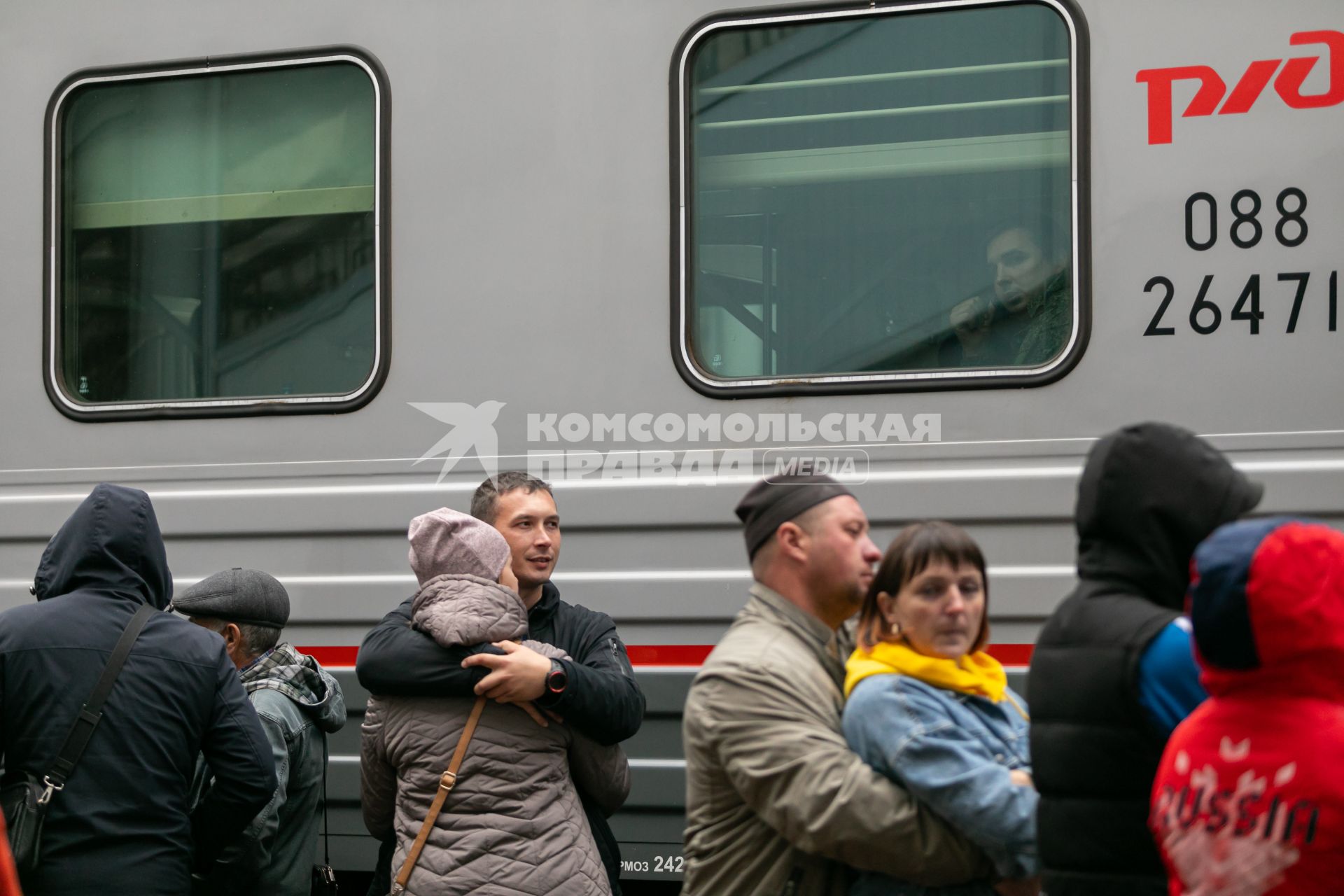 Красноярск. Проводы мобилизованных мужчин, призванных на военную службу в ходе частичной мобилизации, на вокзале перед отправкой. Президент РФ Владимир Путин 21 сентября подписал указ о проведении в стране частичной мобилизации.