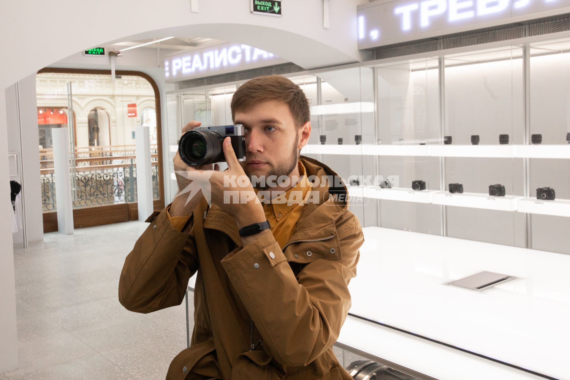 Москва. Корреспондент `Комсомольской правды ` Андрей Абрамов в фирменном фотомагазине `Зенит` в ГУМе.