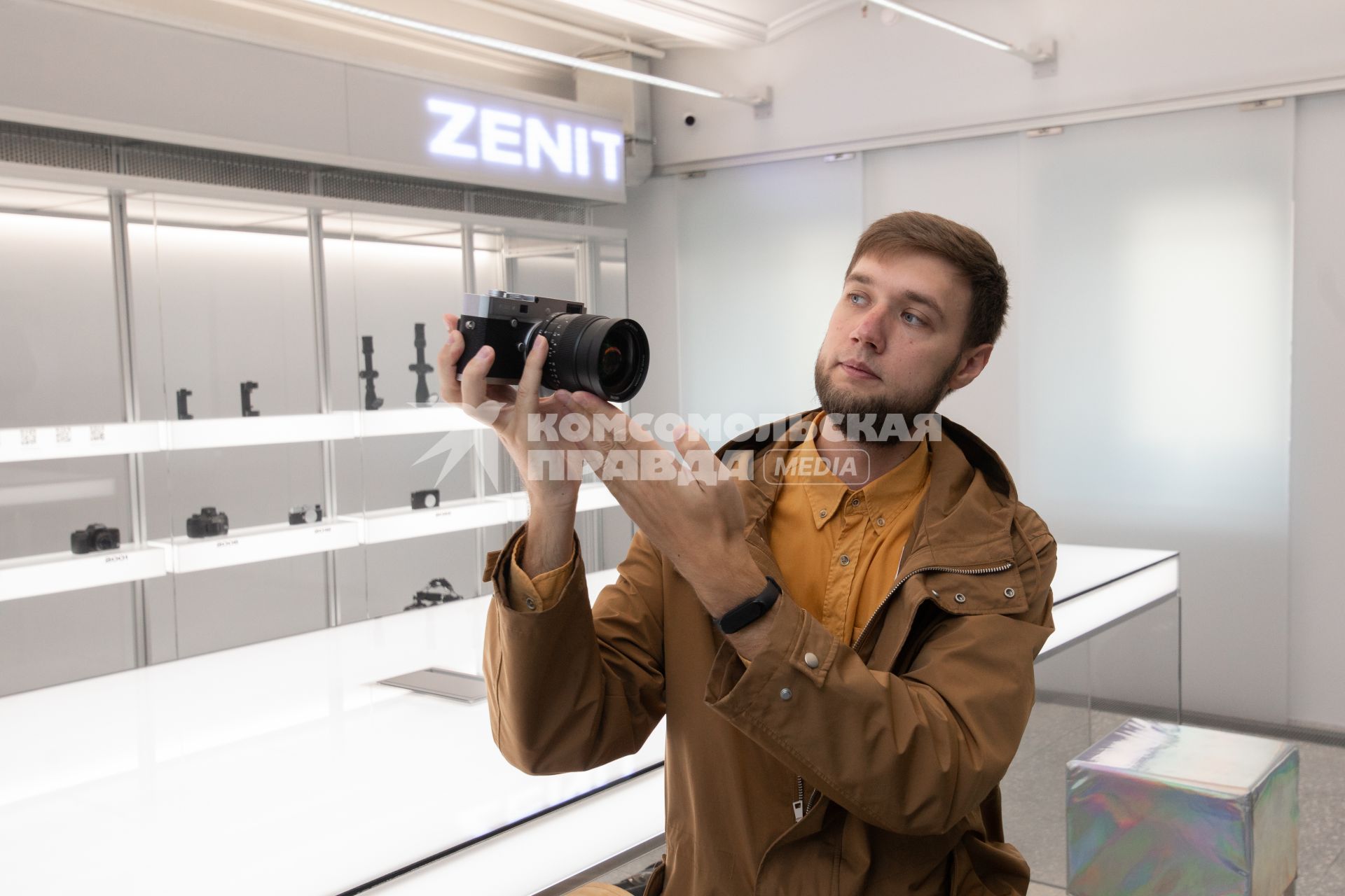 Москва. Корреспондент `Комсомольской правды ` Андрей Абрамов в фирменном фотомагазине `Зенит` в ГУМе.