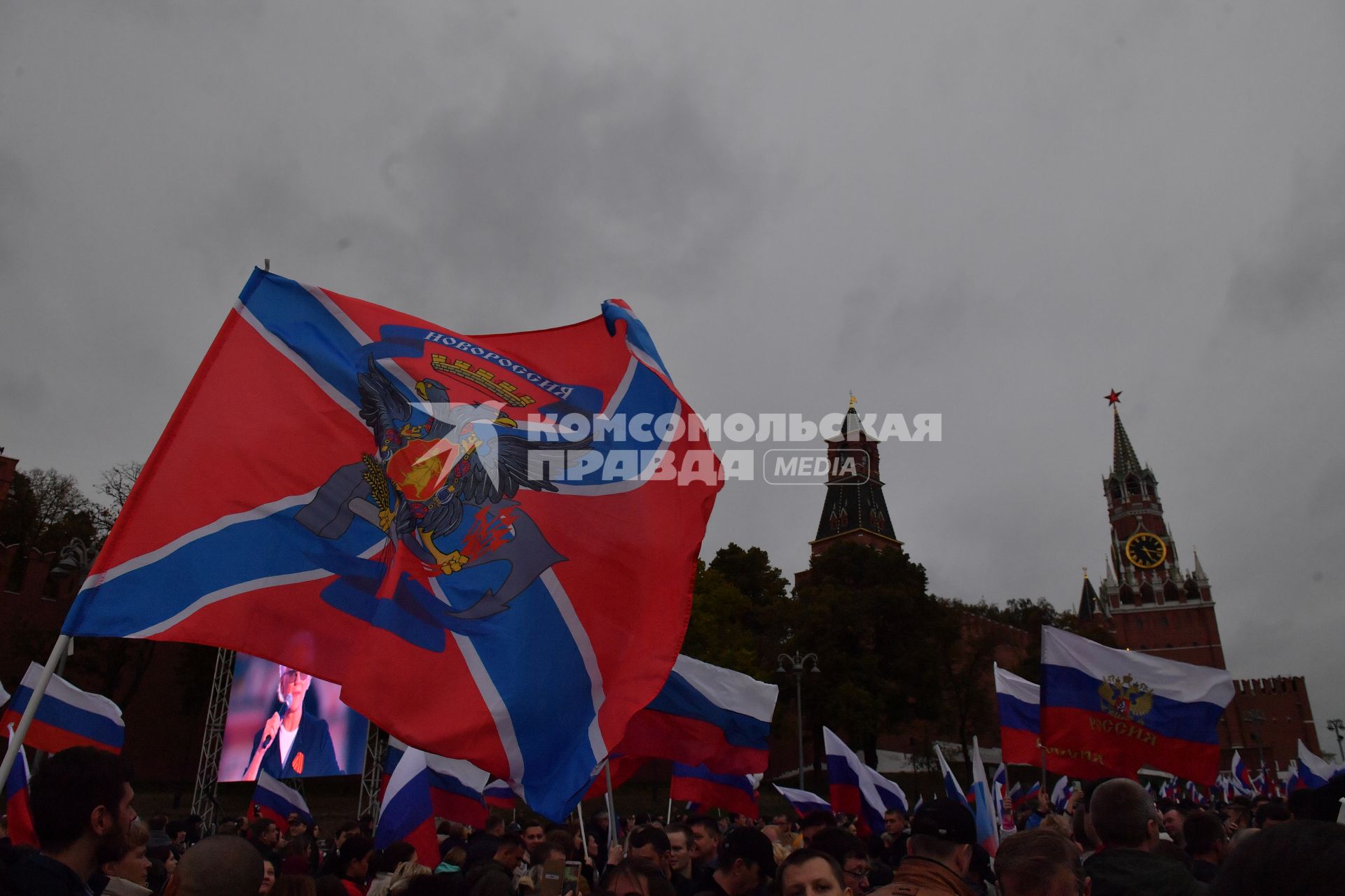 Москва. Зрители на митинге-концерте в поддержку присоединения к России ЛНР, ДНР, Херсонской и Запорожской областей на Красной площади.