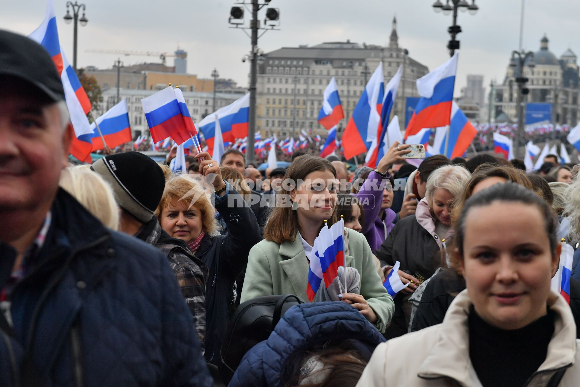 Москва. Зрители на митинге-концерте в поддержку присоединения к России ЛНР, ДНР, Херсонской и Запорожской областей на Красной площади.