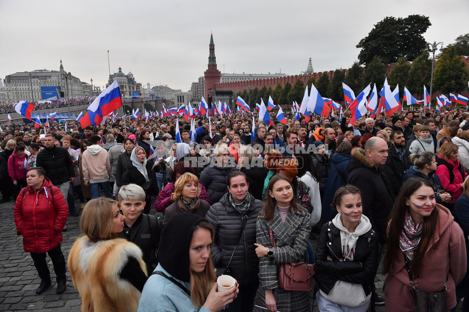 Москва. Зрители на митинге-концерте в поддержку присоединения к России ЛНР, ДНР, Херсонской и Запорожской областей на Красной площади.