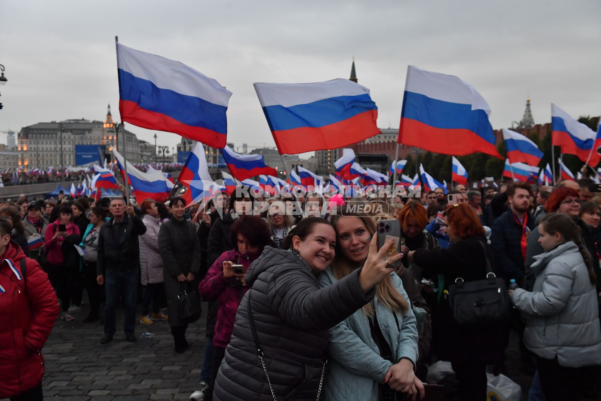 Москва. Зрители на митинге-концерте в поддержку присоединения к России ЛНР, ДНР, Херсонской и Запорожской областей на Красной площади.