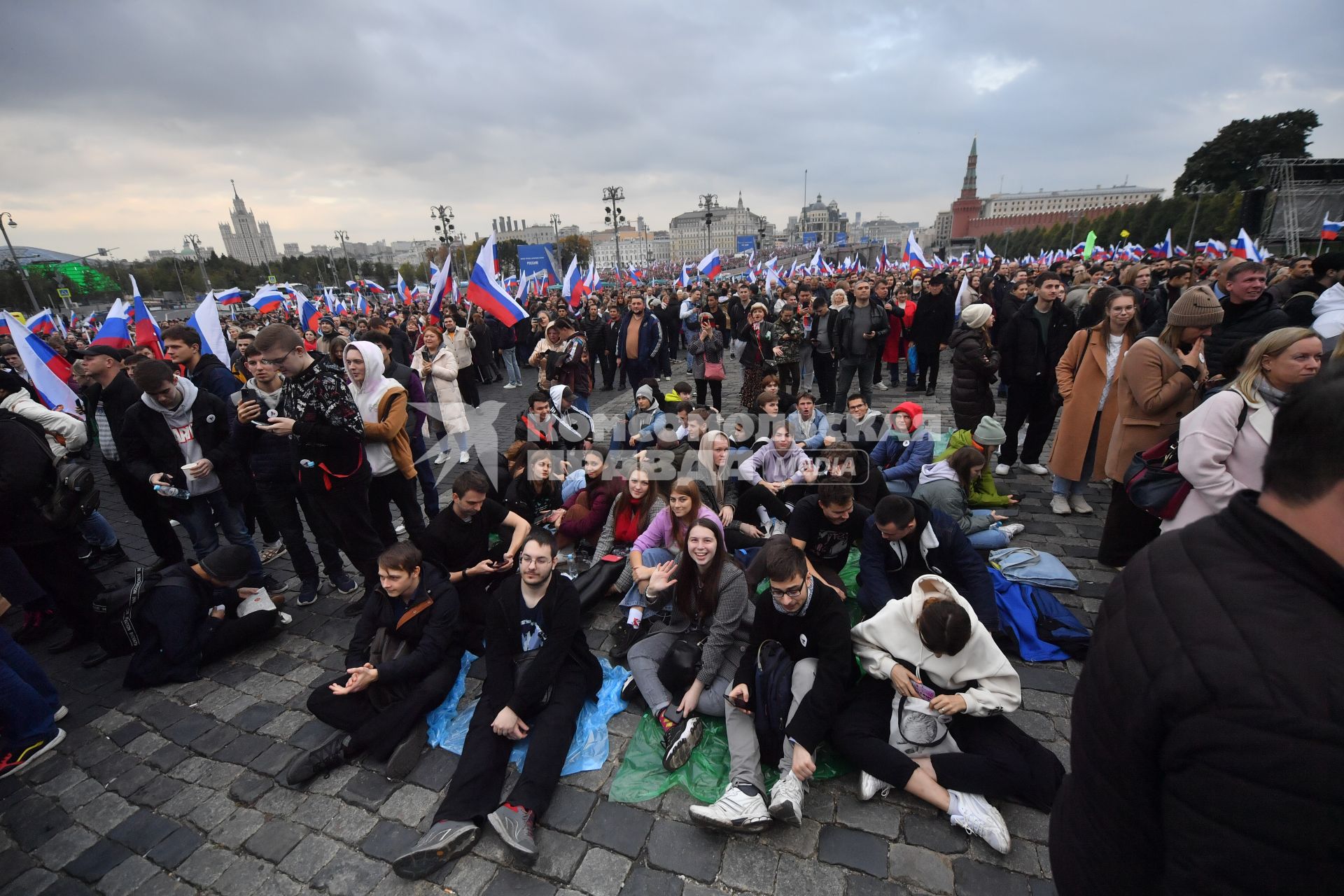 Москва. Зрители на митинге-концерте в поддержку присоединения к России ЛНР, ДНР, Херсонской и Запорожской областей на Красной площади.