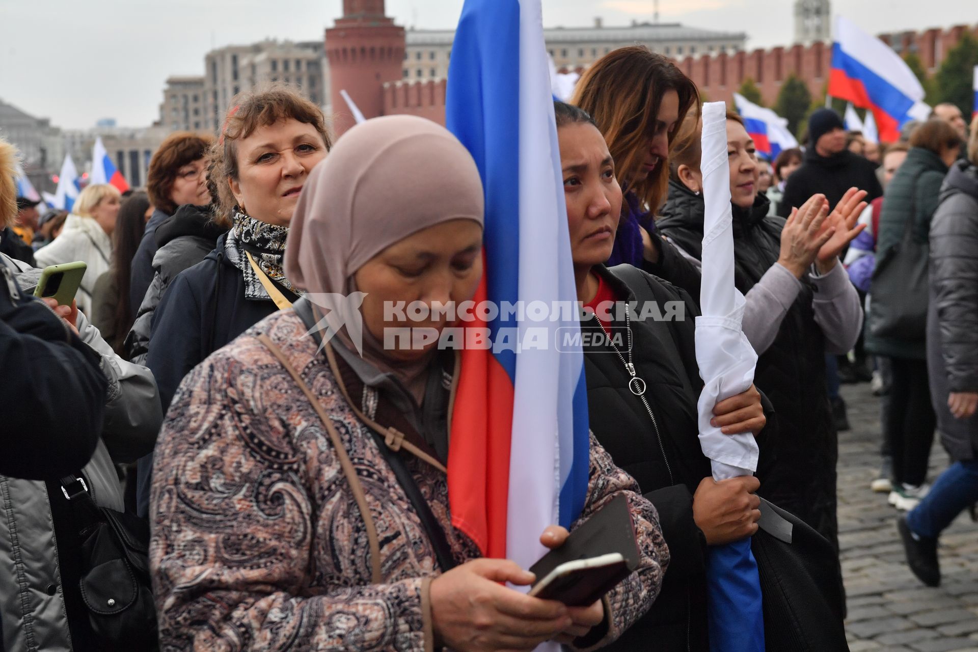 Москва. Участники митинг-концерта в поддержку присоединения к России ЛНР, ДНР, Херсонской и Запорожской областей на Красной площади.