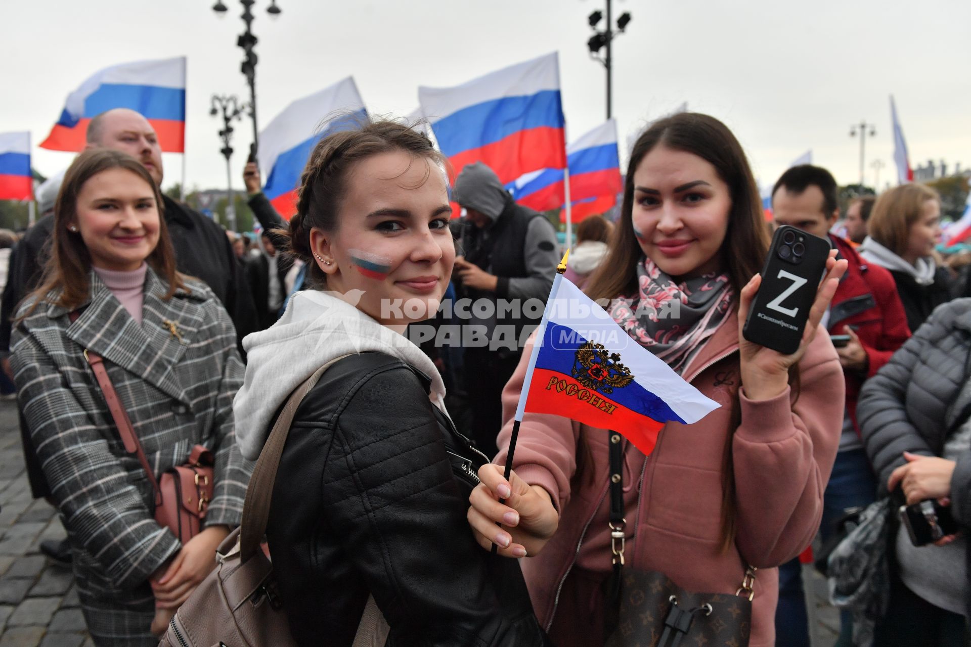 Москва. Зрители на митинге-концерте в поддержку присоединения к России ЛНР, ДНР, Херсонской и Запорожской областей на Красной площади.