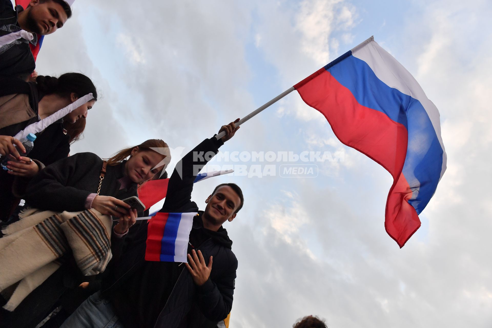 Москва. Зрители на митинге-концерте в поддержку присоединения к России ЛНР, ДНР, Херсонской и Запорожской областей на Красной площади.