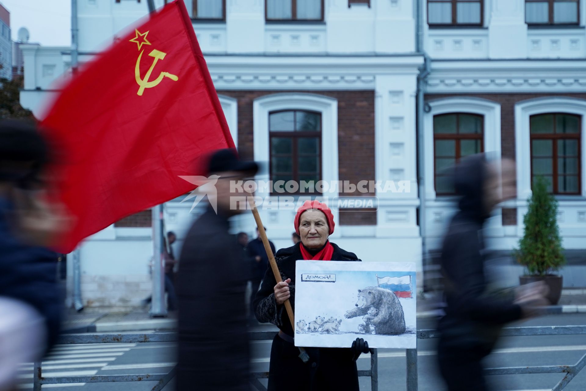 Самара. Женщина во время патриотической акции в поддержку итогов референдумов, состоявшихся в Донецкой и Луганской Народных республиках, Херсонской и Запорожской областях.