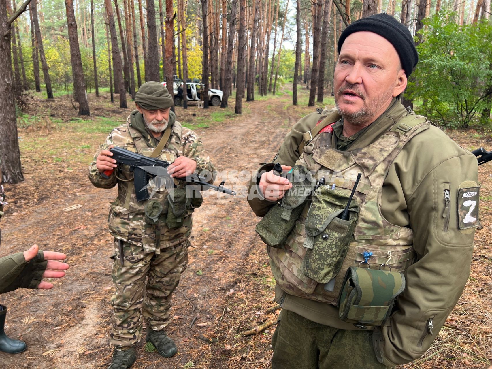 Луганская область. Бойцы добровольческого батальона БАРС-13 с позывными `Любер` (справа) и `Старый` на позициях под Кременной.