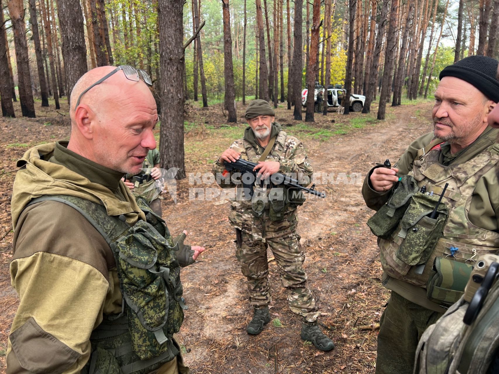 Луганская область. Бойцы добровольческого батальона БАРС-13 с позывными `Кудесник` (слева), `Старый` и `Любер` (справа) на позициях под Кременной.