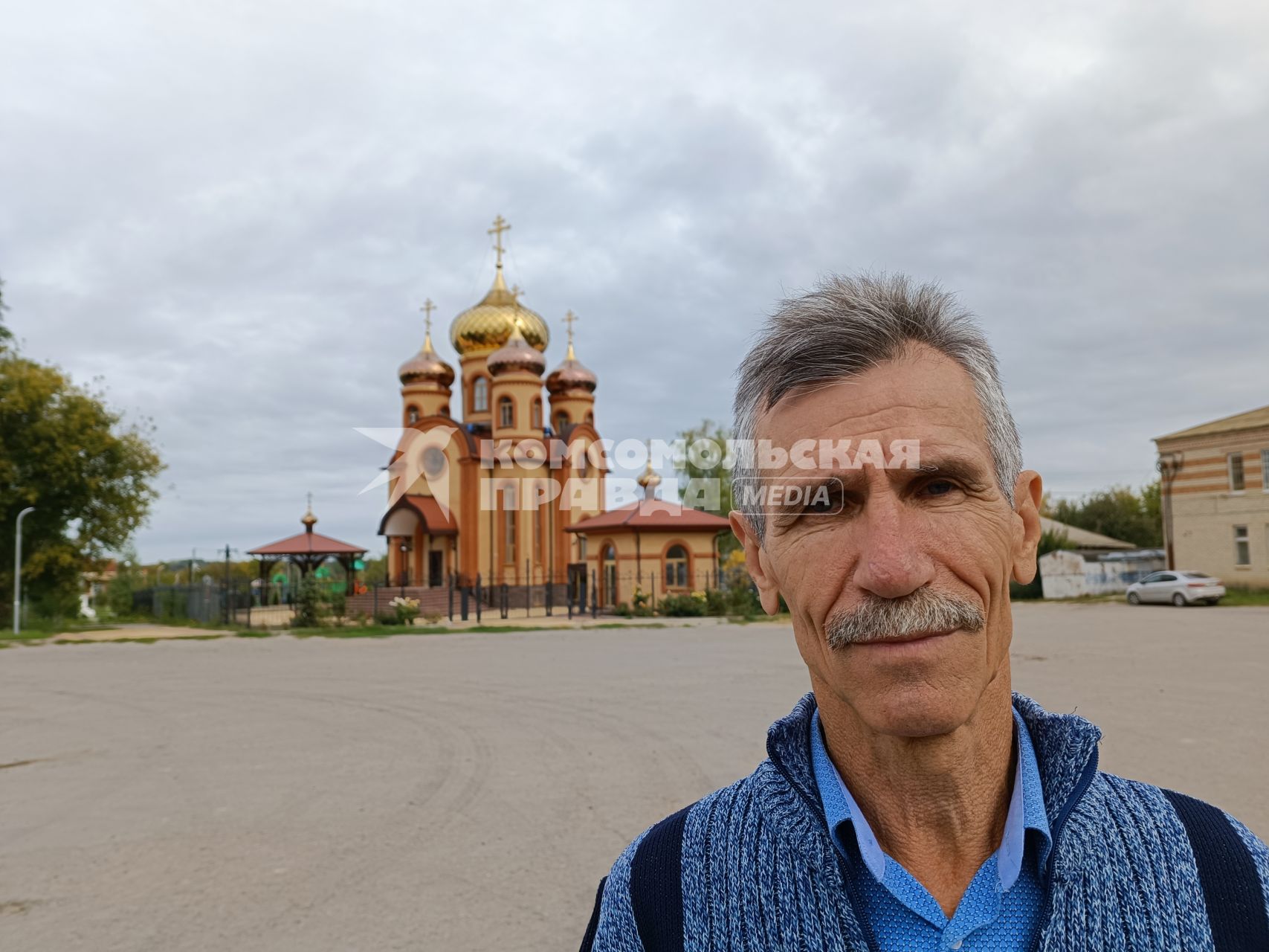 Воронежская область. Россошанский район. с. Новая Калитва. Строитель-самоучка Николай Савченко разработал уникальную технологию реставрации кровли и куполов и открыл частную кровельную школу международного уровня.