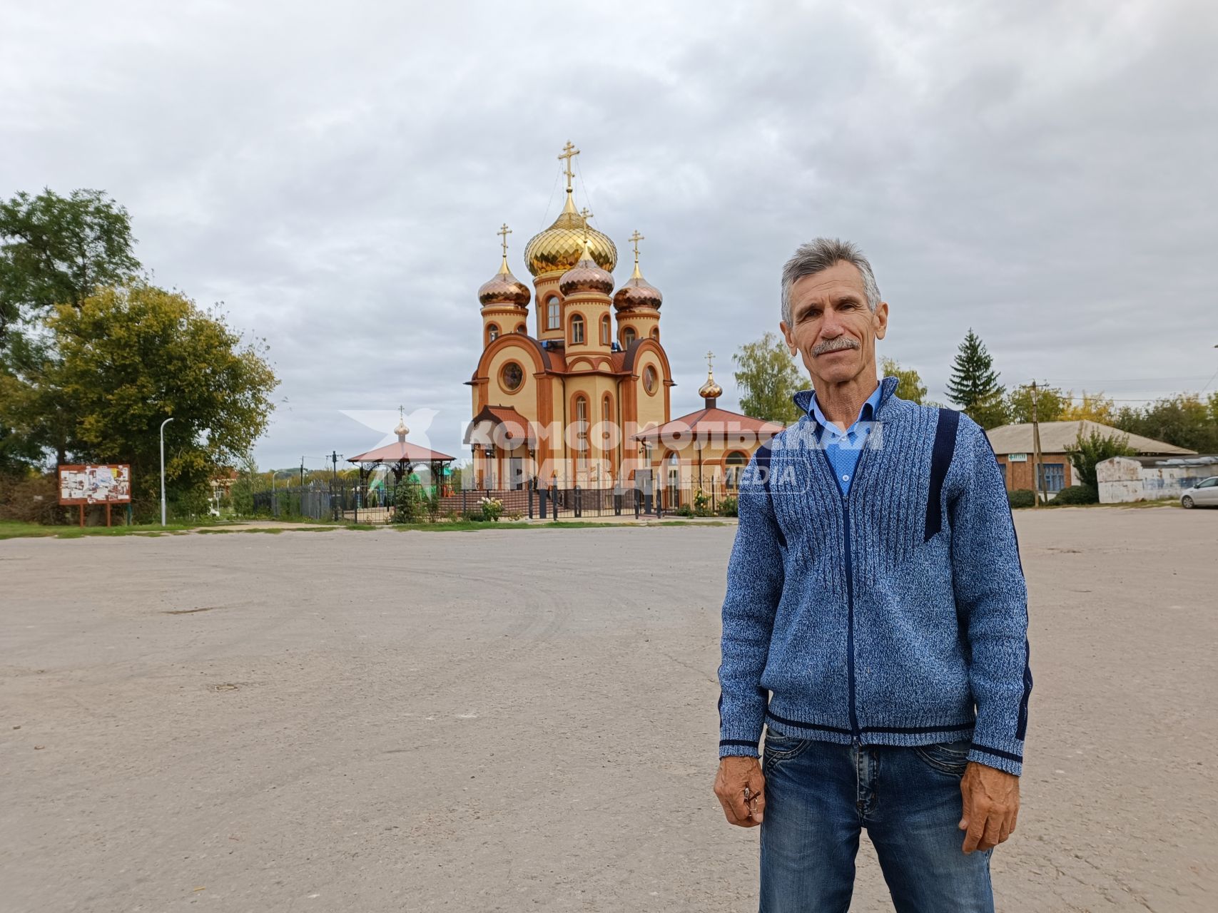 Воронежская область. Россошанский район. с. Новая Калитва. Строитель-самоучка Николай Савченко разработал уникальную технологию реставрации кровли и куполов и открыл частную кровельную школу международного уровня.