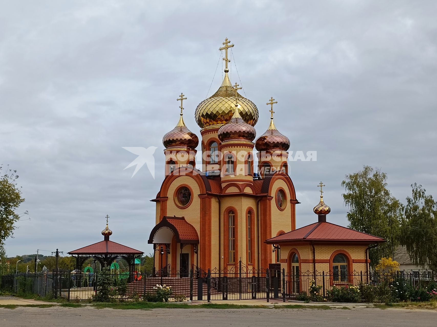 Воронежская область. Россошанский район. Храм в честь Живоначальной Троицы в селе Новая Калитва, крышу которого реконструировал строитель-самоучка Николай Савченко. Николай разработал уникальную технологию реставрации кровли и куполов и открыл частную кровельную школу международного уровня.