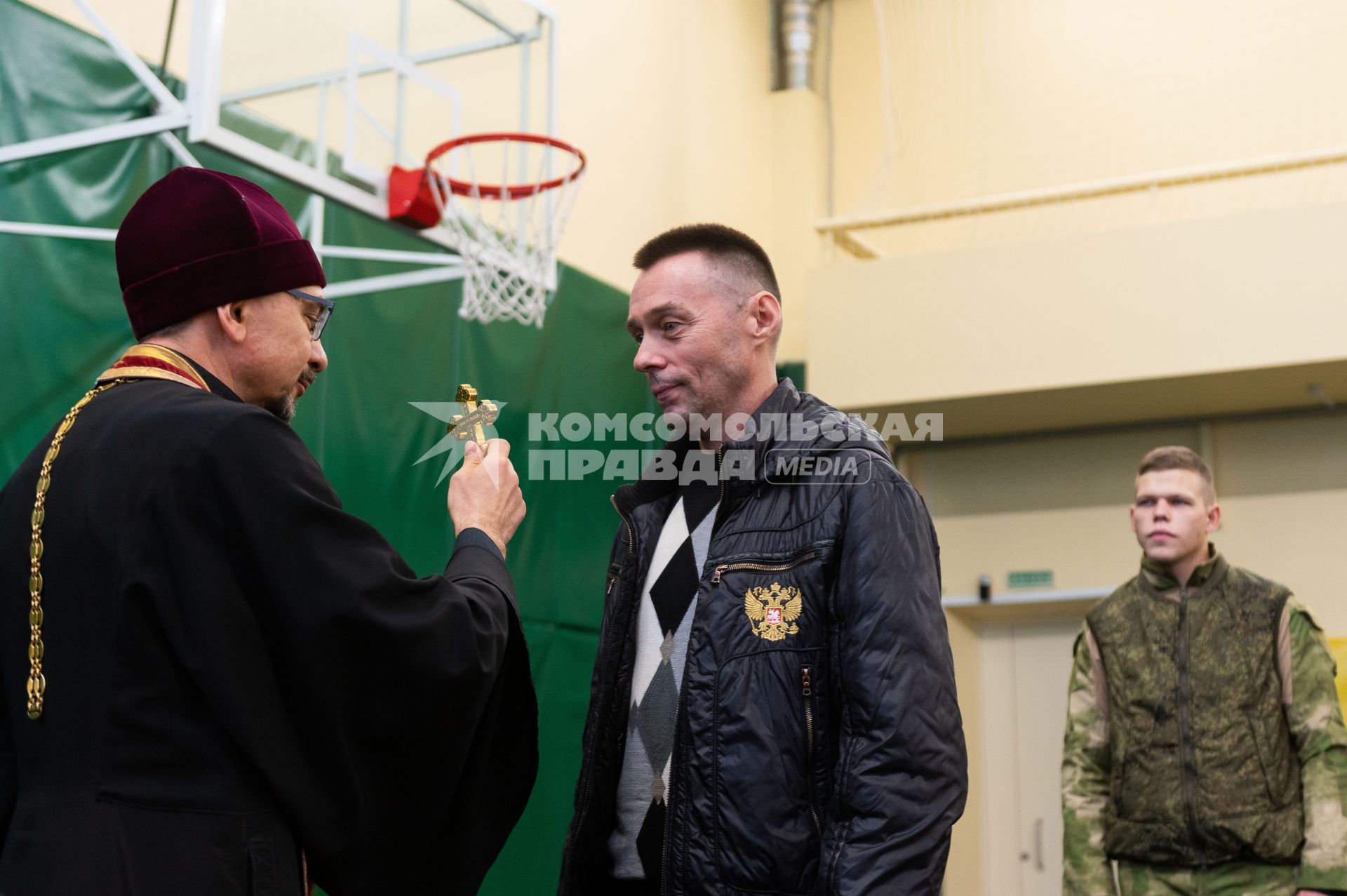 Санкт-Петербург. Священнослужитель благословляет мужчин, призванных на военную службу в ходе частичной мобилизации, в пункте набора граждан пребывающих в запасе. Президент РФ Владимир Путин 21 сентября подписал указ о проведении в стране частичной мобилизации.