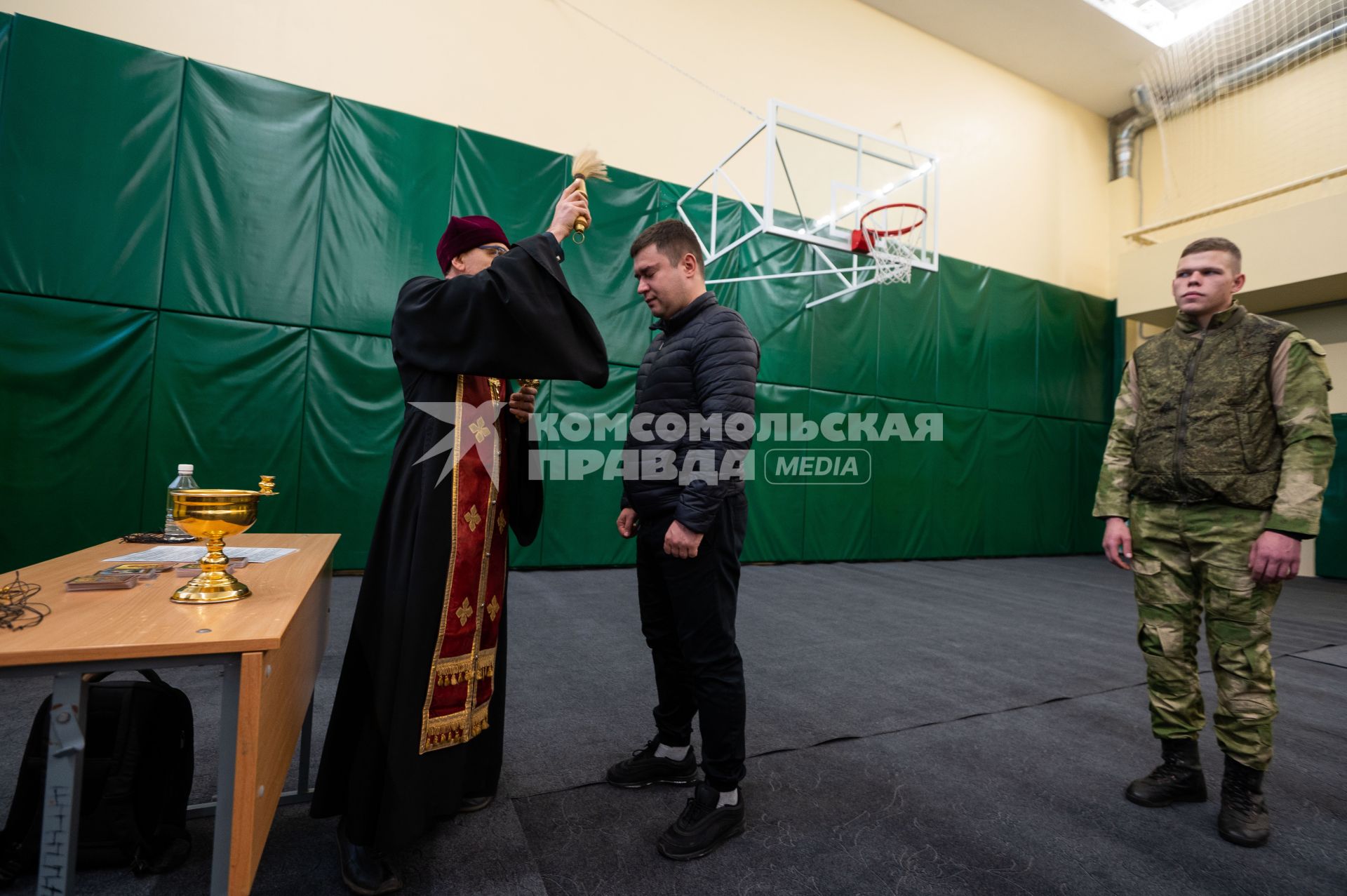 Санкт-Петербург. Священнослужитель благословляет мужчин, призванных на военную службу в ходе частичной мобилизации, в пункте набора граждан пребывающих в запасе. Президент РФ Владимир Путин 21 сентября подписал указ о проведении в стране частичной мобилизации.