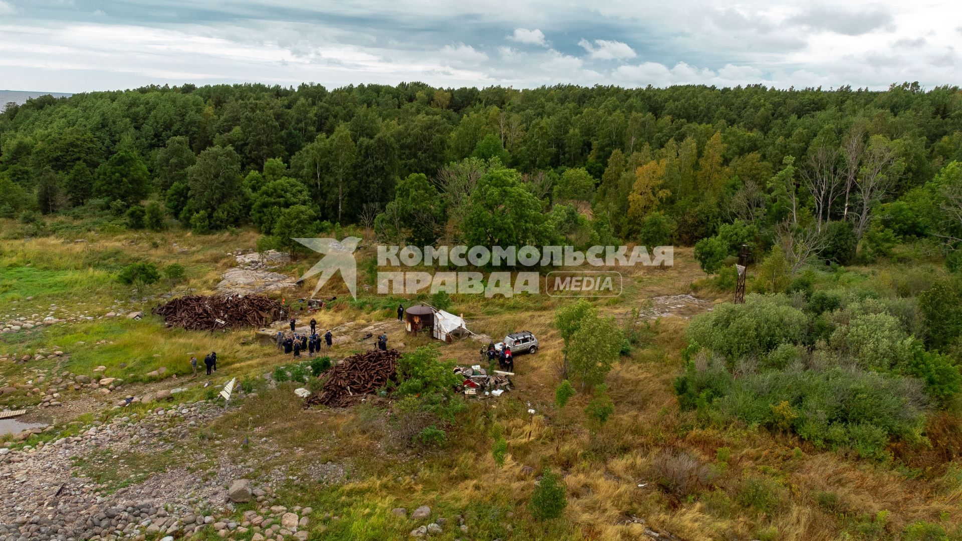 Ленинградская область. Остров Большой Тютерс. Участники экспедиции  РГО `Гогланд`высадились на остров  в Финском заливе.