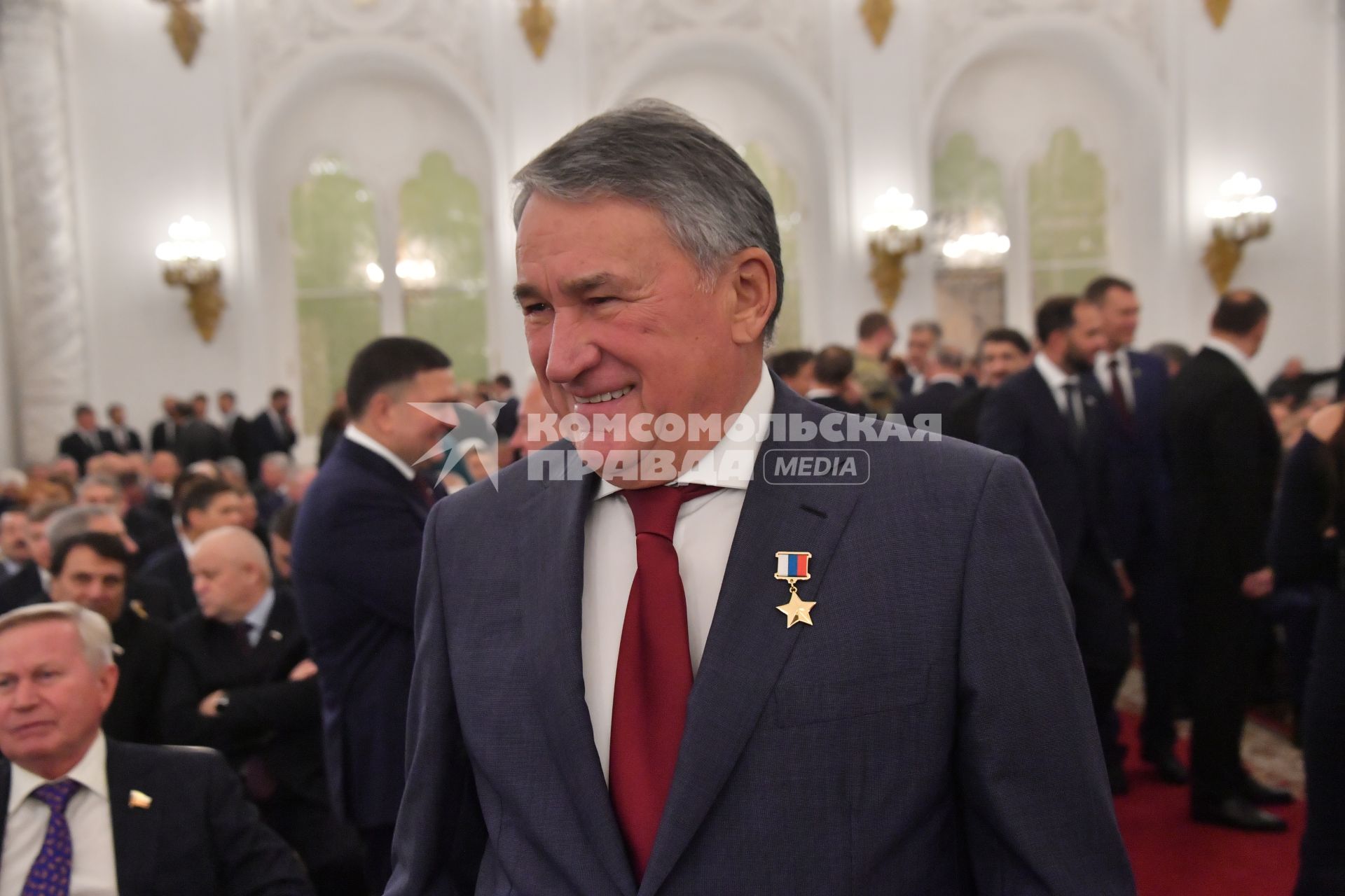 Москва. Заместитель председателя Совета Федерации Юрий Воробьев перед церемонией подписания договоров о вхождении в Российскую Федерацию Донецкой и Луганской народных республик, Запорожской и Херсонской областей в Георгиевском зале Большого Кремлевского дворца.