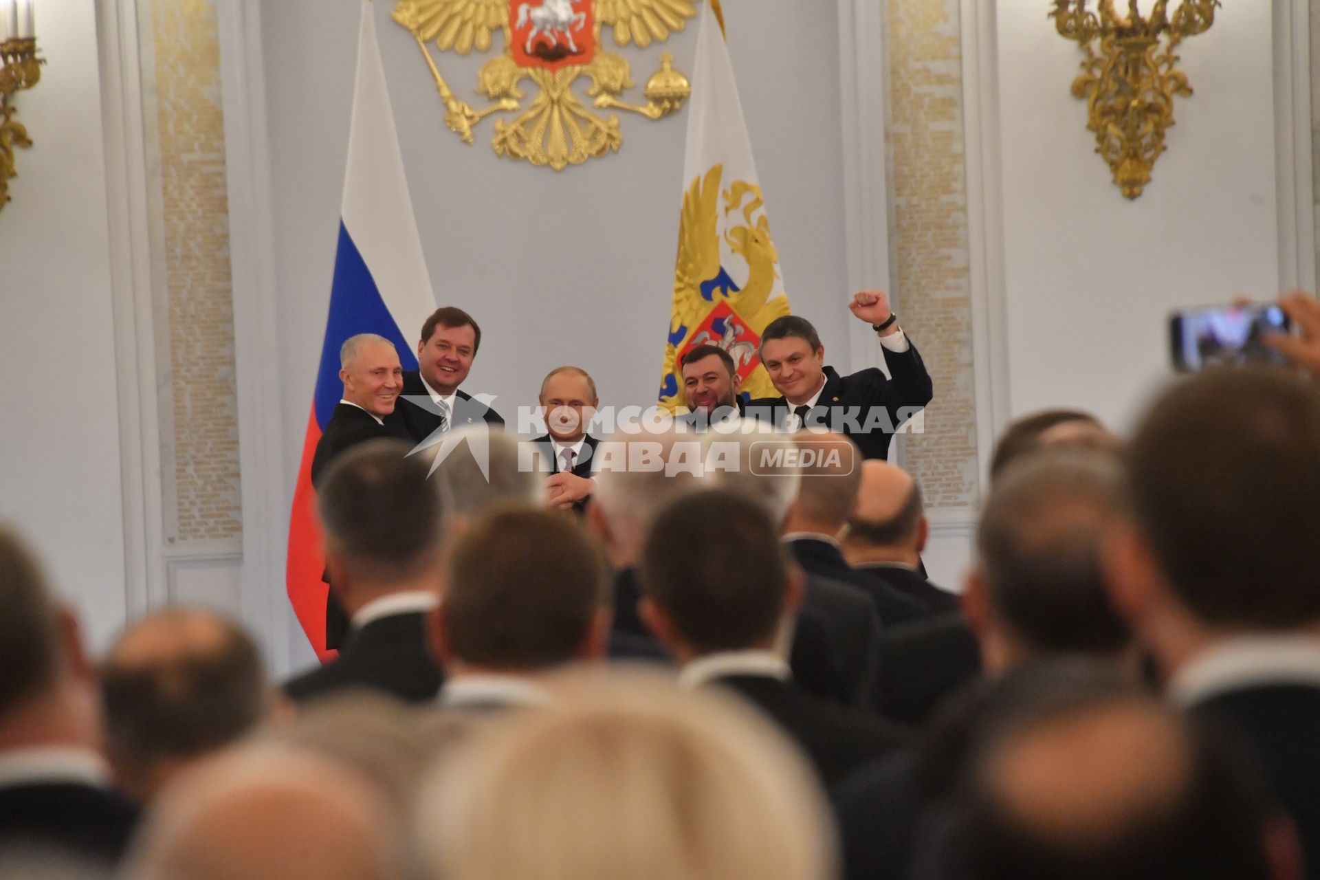 Москва. (слева направо) Глава администрации Херсонской области Владимир Сальдо, глава администрации Запорожской области Евгений Балицкий, президент РФ Владимир Путин, глава ДНР Денис Пушилин и глава ЛНР Леонид Пасечник на церемонии подписания договоров о вхождении в Российскую Федерацию Донецкой и Луганской народных республик, Запорожской и Херсонской областей в Георгиевском зале Большого Кремлевского дворца.