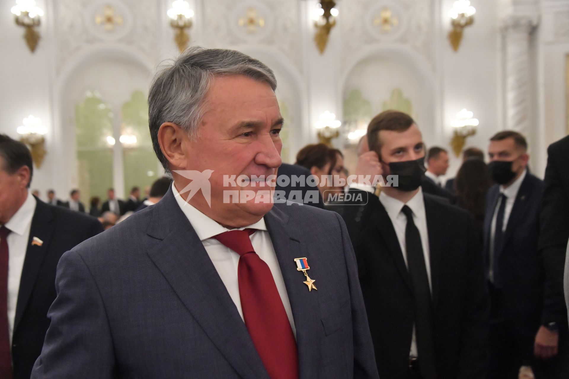 Москва. Заместитель председателя Совета Федерации Юрий Воробьев перед церемонией подписания договоров о вхождении в Российскую Федерацию Донецкой и Луганской народных республик, Запорожской и Херсонской областей в Георгиевском зале Большого Кремлевского дворца.