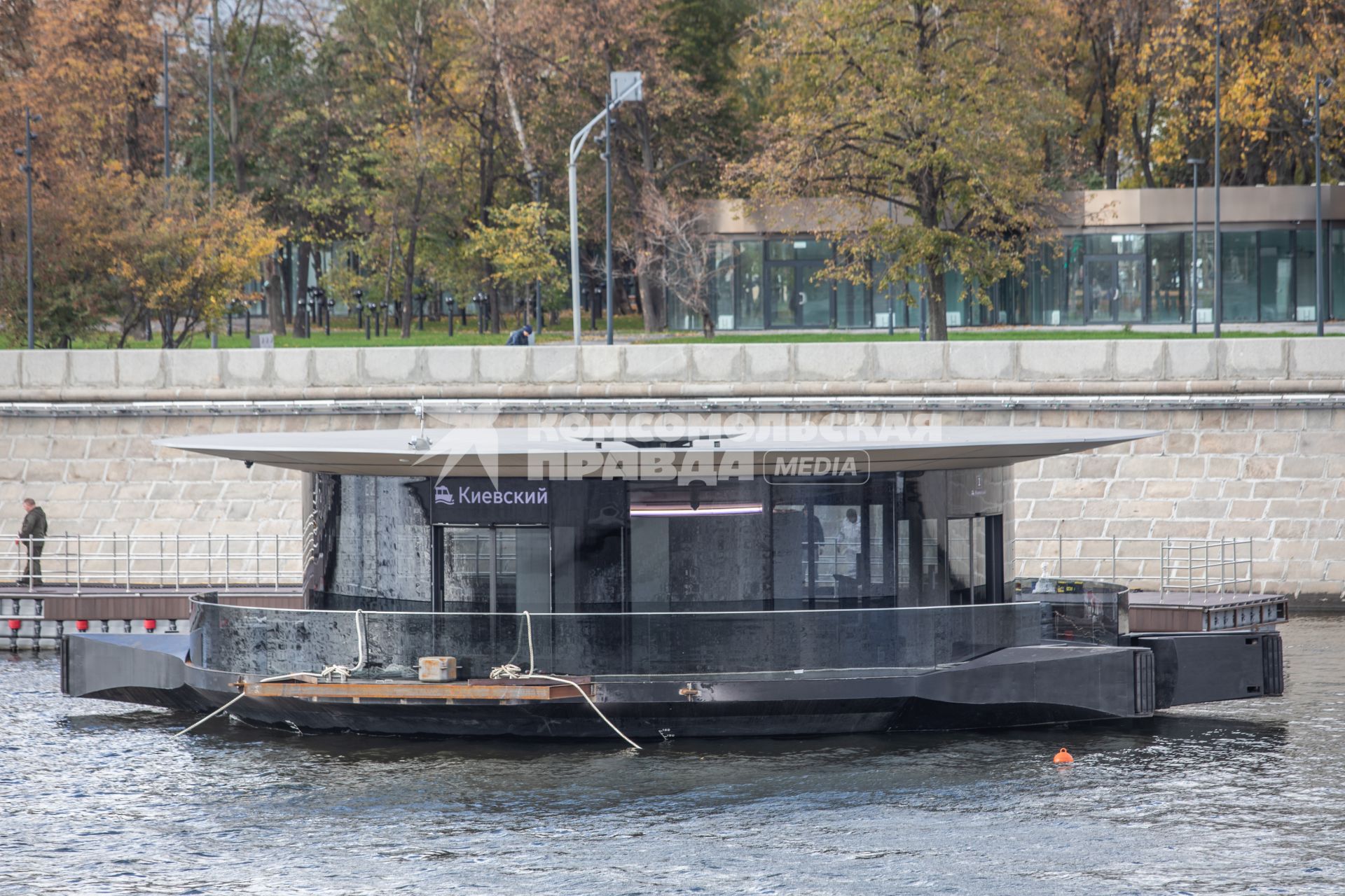 Москва. Первый понтонный причал нового образца `Киевский` для запуска электросудоходства по Москва-реке.