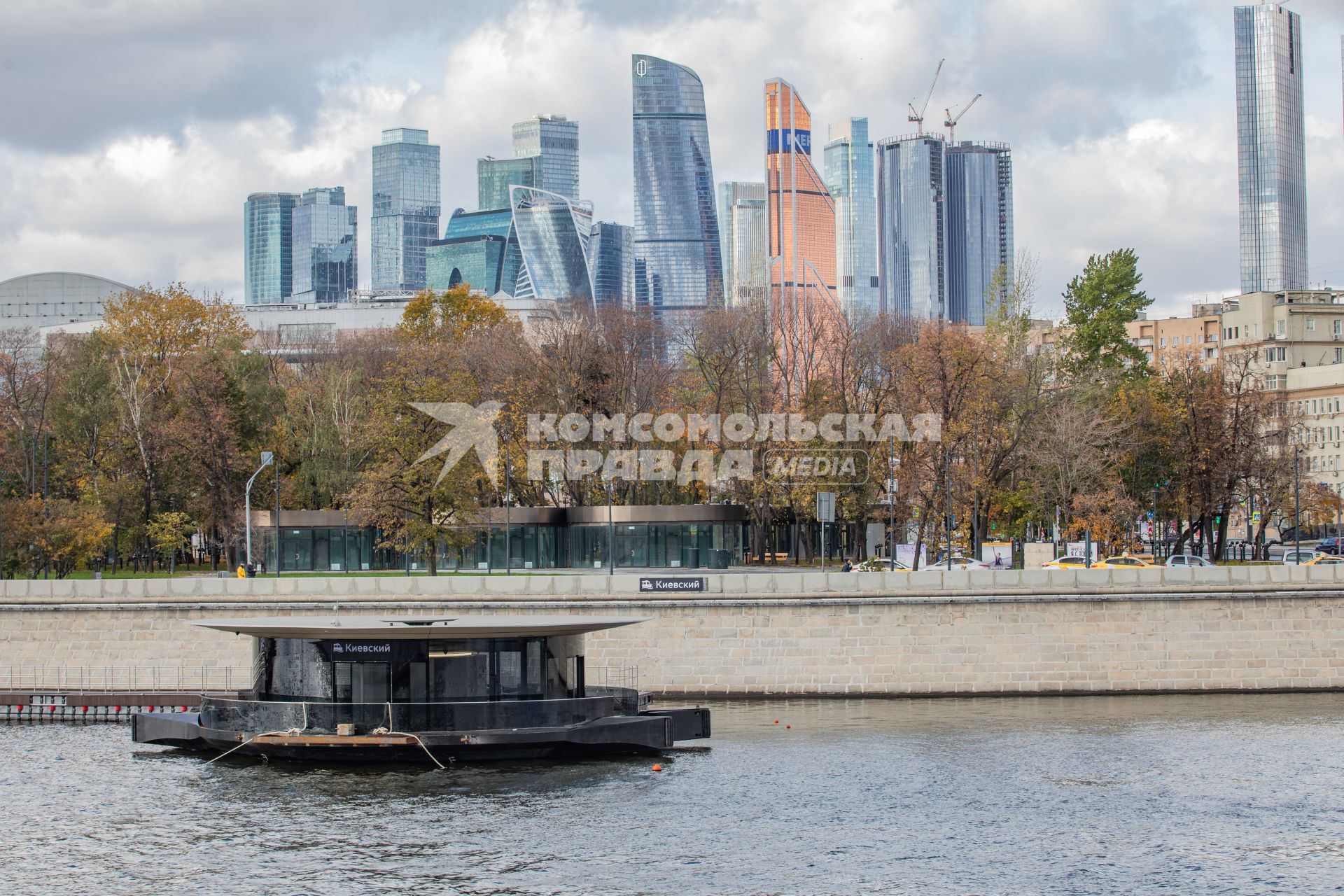 Москва. Первый понтонный причал нового образца `Киевский` для запуска электросудоходства по Москва-реке.