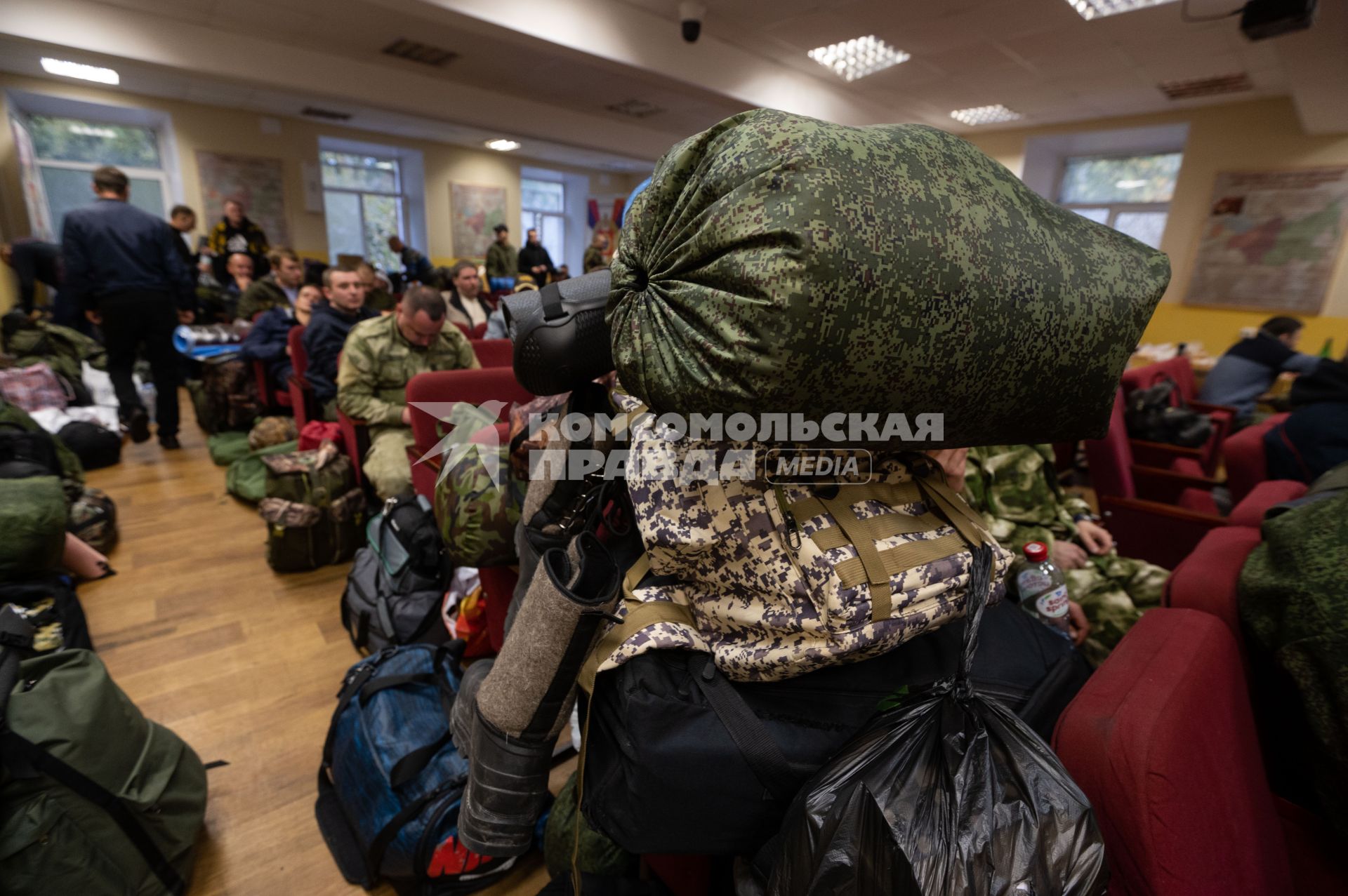 Санкт-Петербург. Мужчины, призванные на военную службу в ходе частичной мобилизации, в пункте набора граждан пребывающих в запасе. Президент РФ Владимир Путин 21 сентября подписал указ о проведении в стране частичной мобилизации.