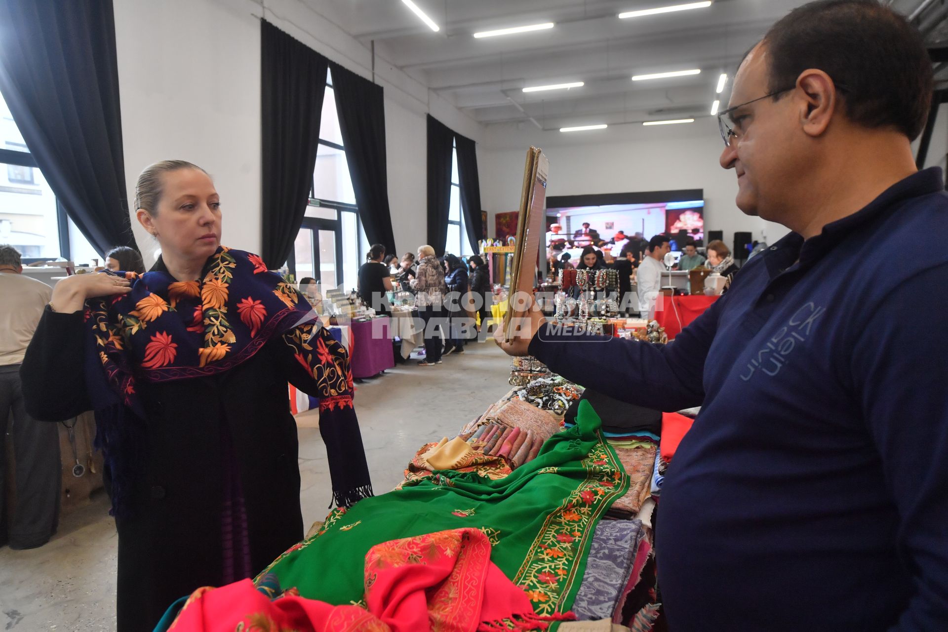 Москва.  Покупатели на ярмарке товаров из Индии  `Delhi базар`на Бауманской.