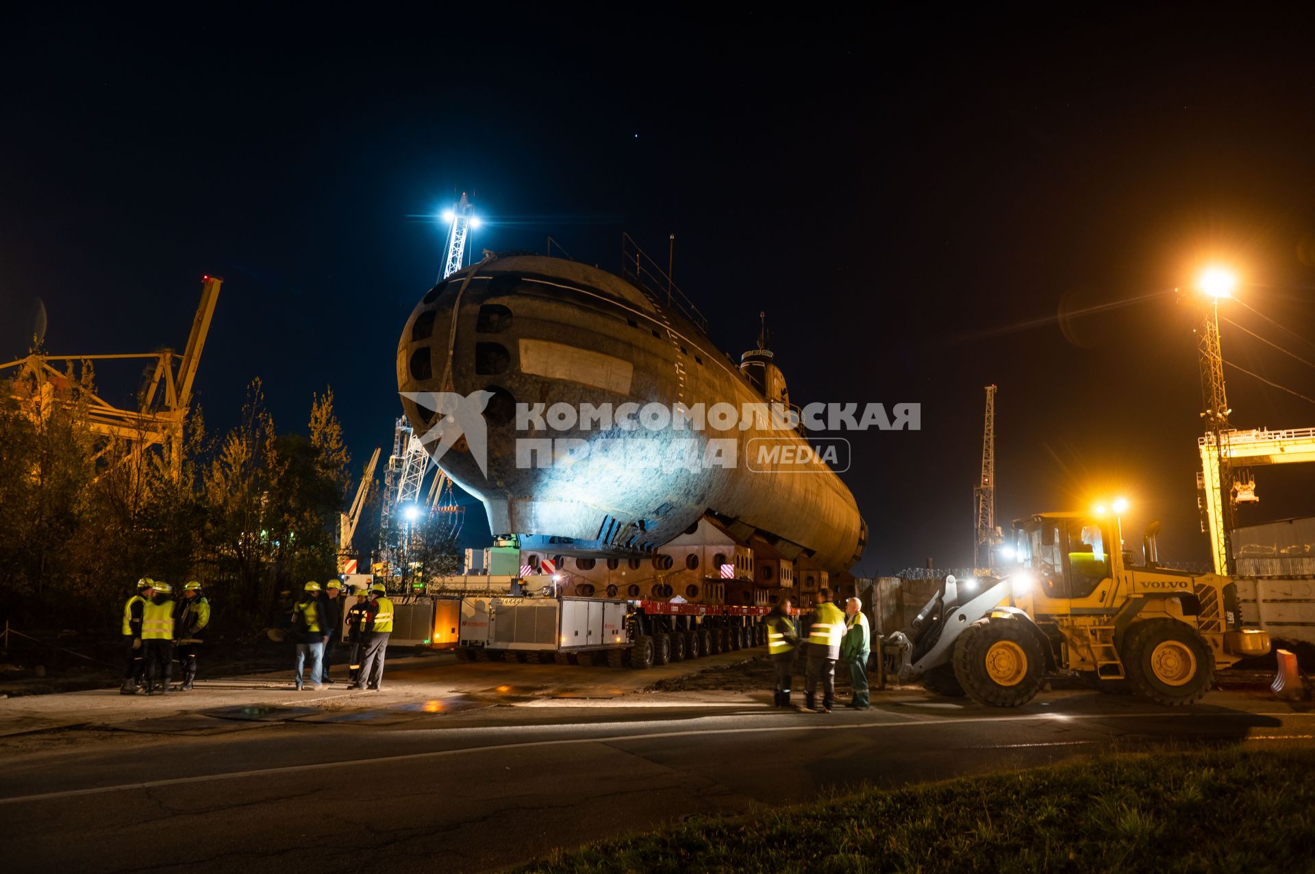 Кронштадт. Транспортировка кормовой части первой советской атомной подводной лодки К-3 `Ленинский комсомол` в музей`Остров фортов`.