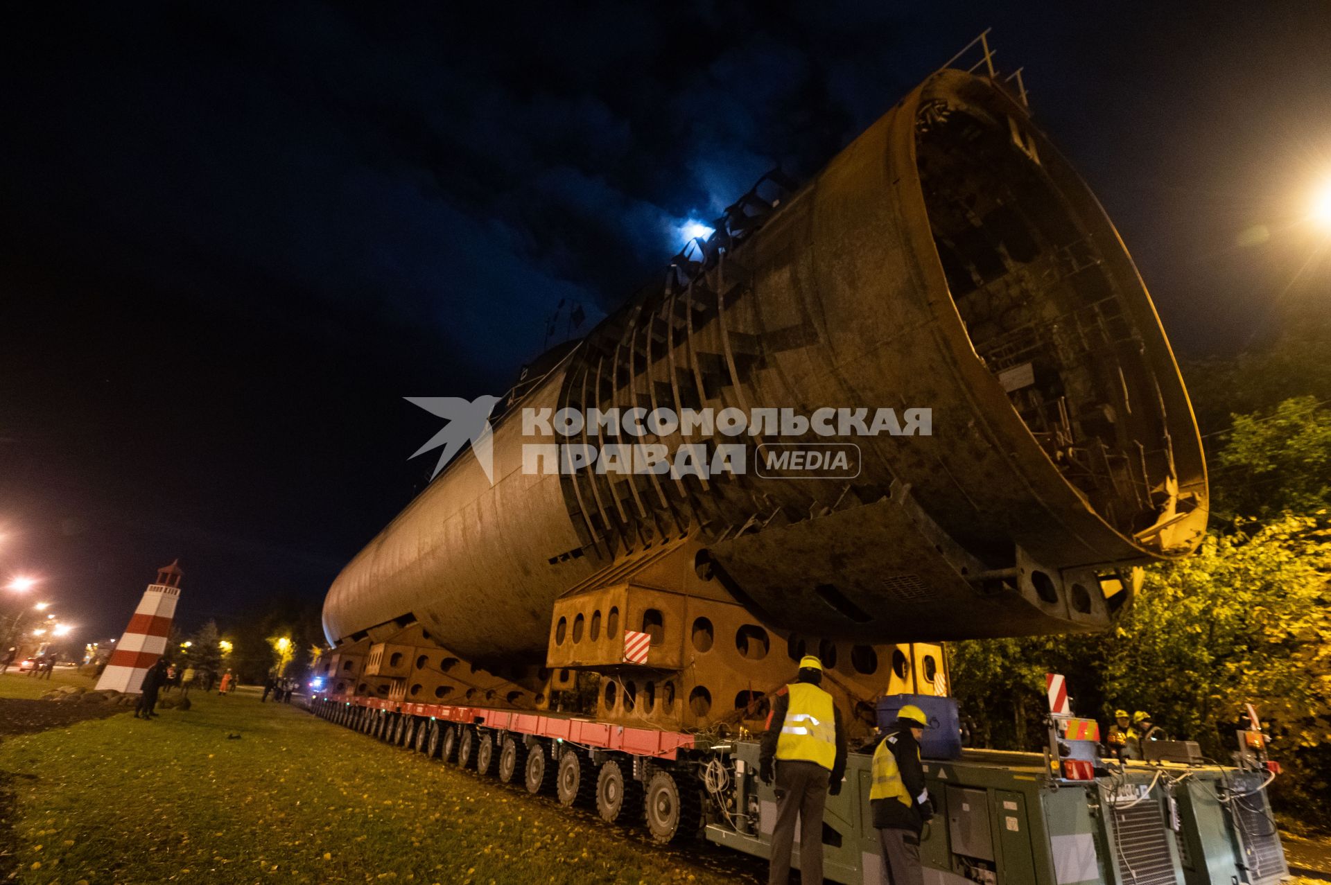 Кронштадт. Транспортировка кормовой части первой советской атомной подводной лодки К-3 `Ленинский комсомол` в музей`Остров фортов`.