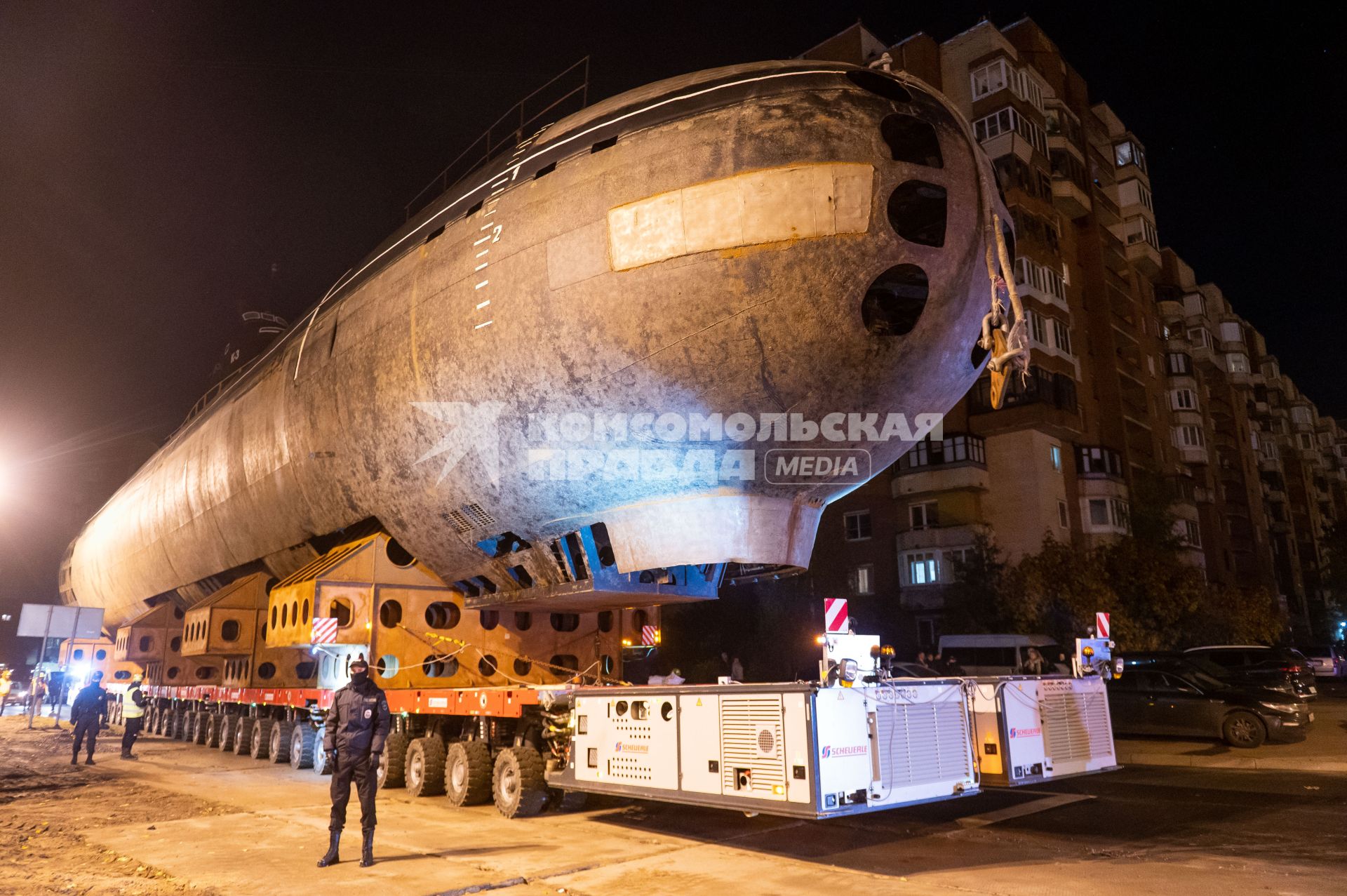 Кронштадт. Транспортировка кормовой части первой советской атомной подводной лодки К-3 `Ленинский комсомол` в музей`Остров фортов`.