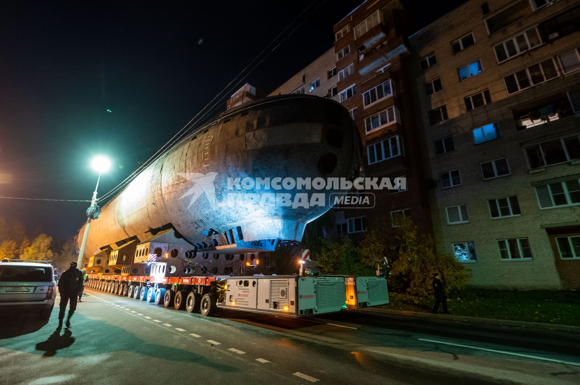 Кронштадт. Транспортировка кормовой части первой советской атомной подводной лодки К-3 `Ленинский комсомол` в музей`Остров фортов`.