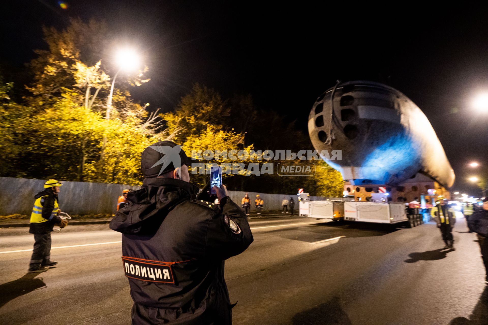 Кронштадт. Транспортировка кормовой части первой советской атомной подводной лодки К-3 `Ленинский комсомол` в музей`Остров фортов`.