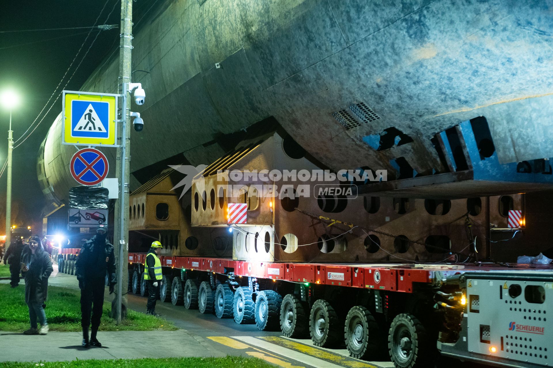 Кронштадт. Транспортировка кормовой части первой советской атомной подводной лодки К-3 `Ленинский комсомол` в музей`Остров фортов`.