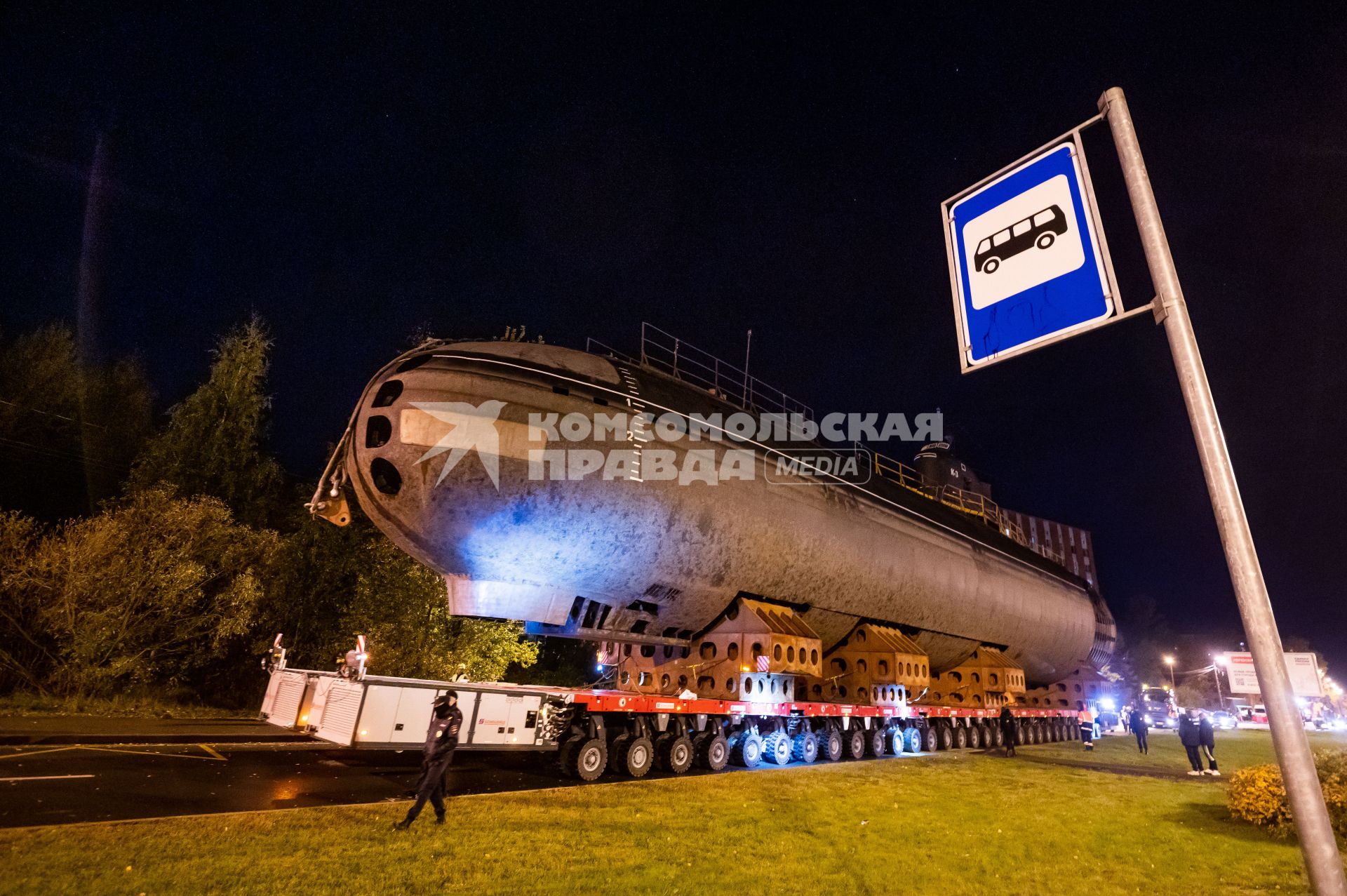 Кронштадт. Транспортировка кормовой части первой советской атомной подводной лодки К-3 `Ленинский комсомол` в музей`Остров фортов`.