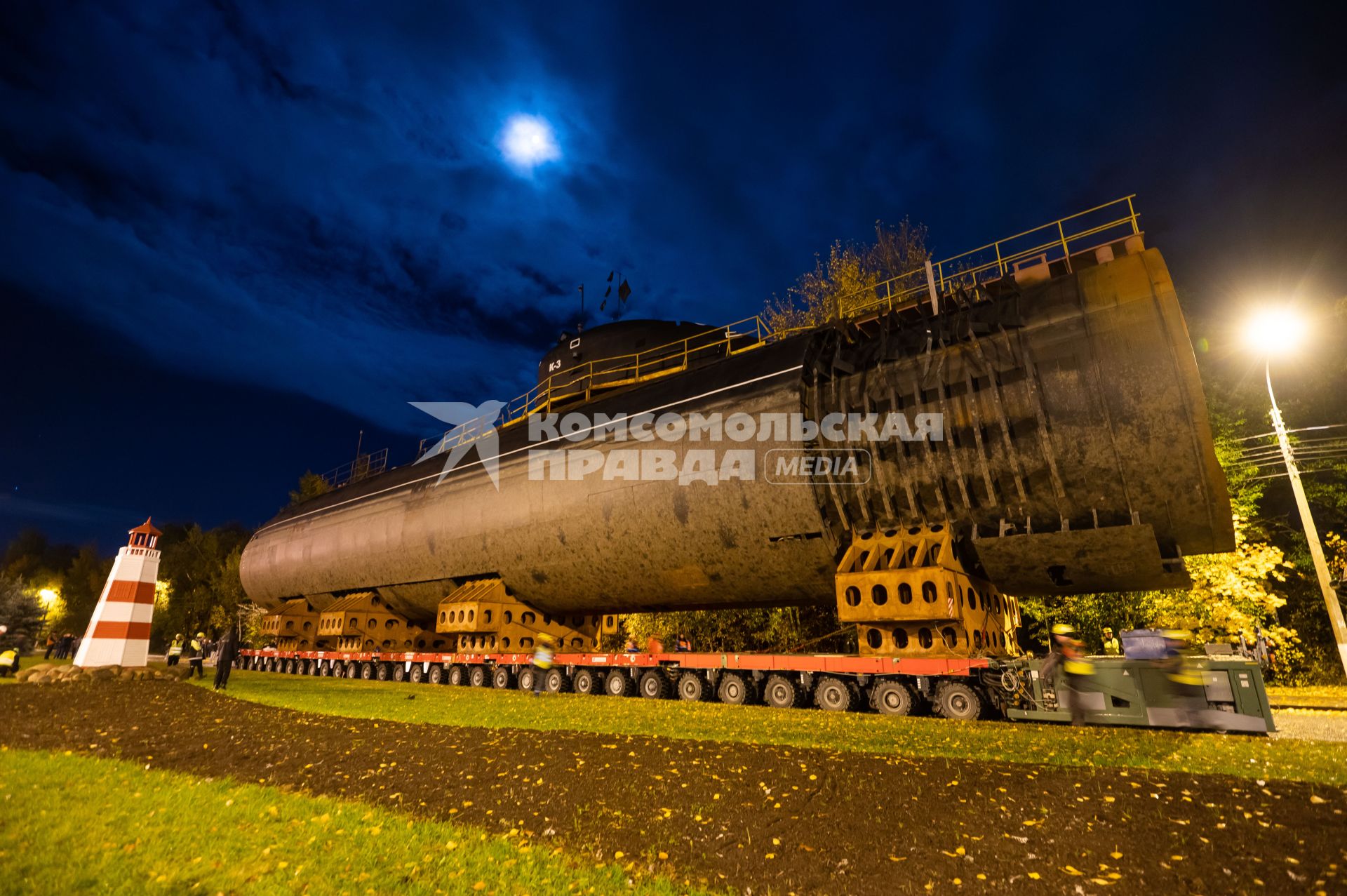 Кронштадт. Транспортировка кормовой части первой советской атомной подводной лодки К-3 `Ленинский комсомол` в музей`Остров фортов`.