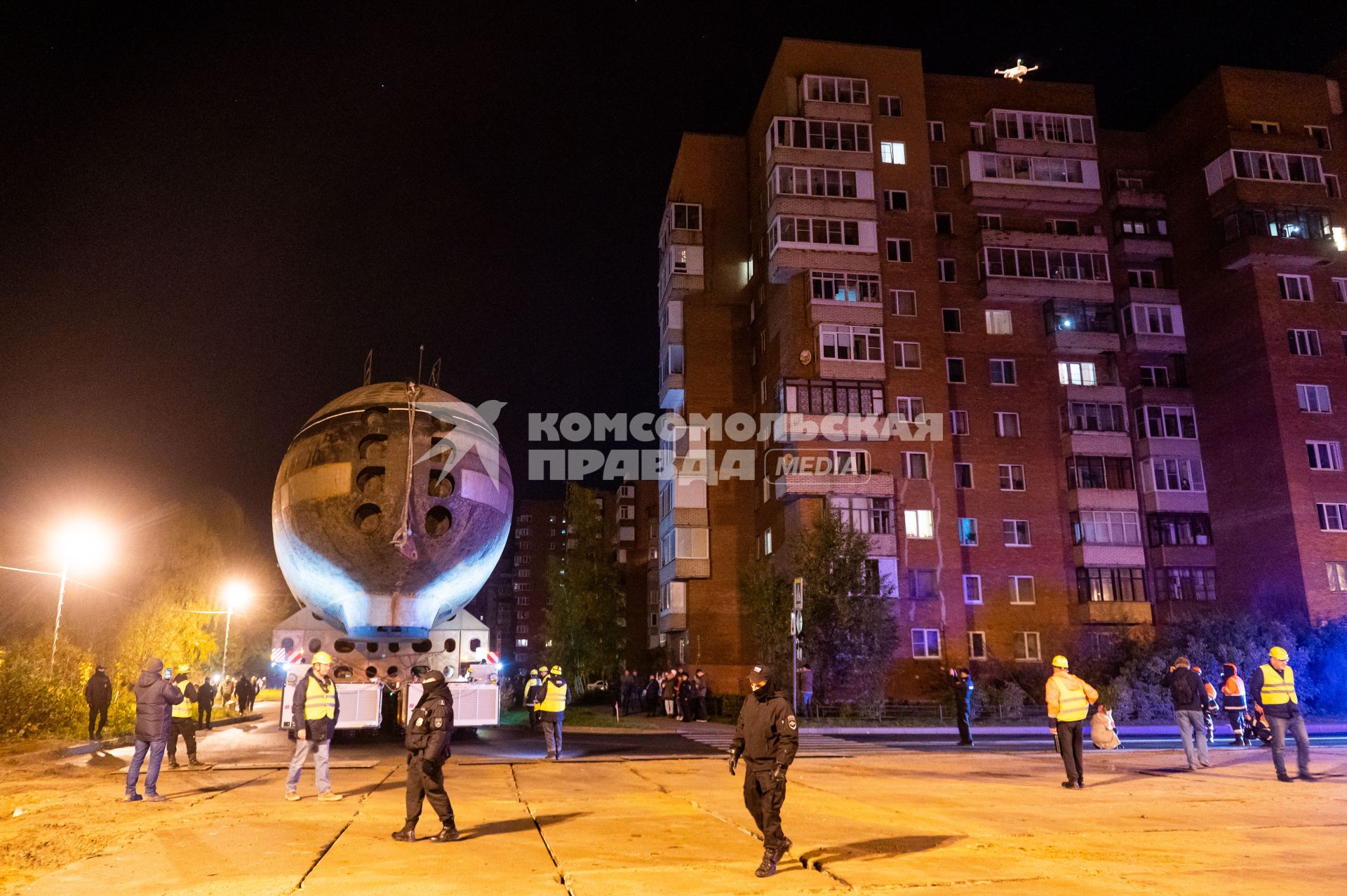 Кронштадт. Транспортировка кормовой части первой советской атомной подводной лодки К-3 `Ленинский комсомол` в музей`Остров фортов`.